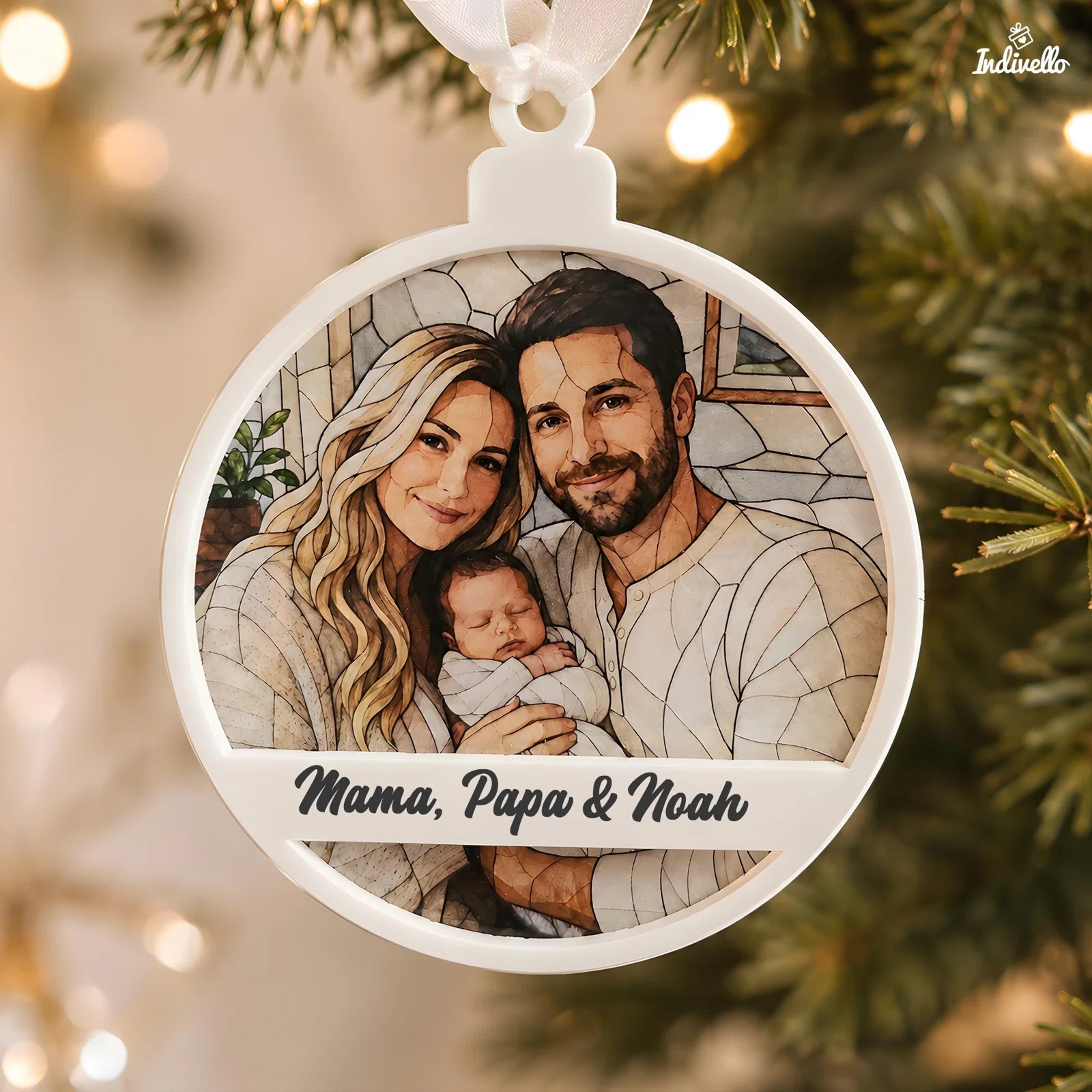 Personalisierten Weihnachts-Fotoanhänger kaufen: rundes Mosaikporträt zweier Erwachsener und eines Babys, mit weißem Rahmen und Namensleiste, aufgehängt am Tannenzweig.