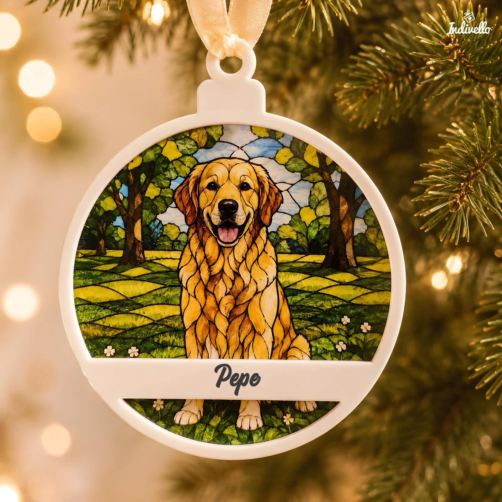 Runder Weihnachtsanhänger mit weißem Rahmen und goldenem Hund vor einer grün-blauen Parkkulisse im Buntglasstil. Ein Namensfeld verläuft über den unteren Teil des Motivs.