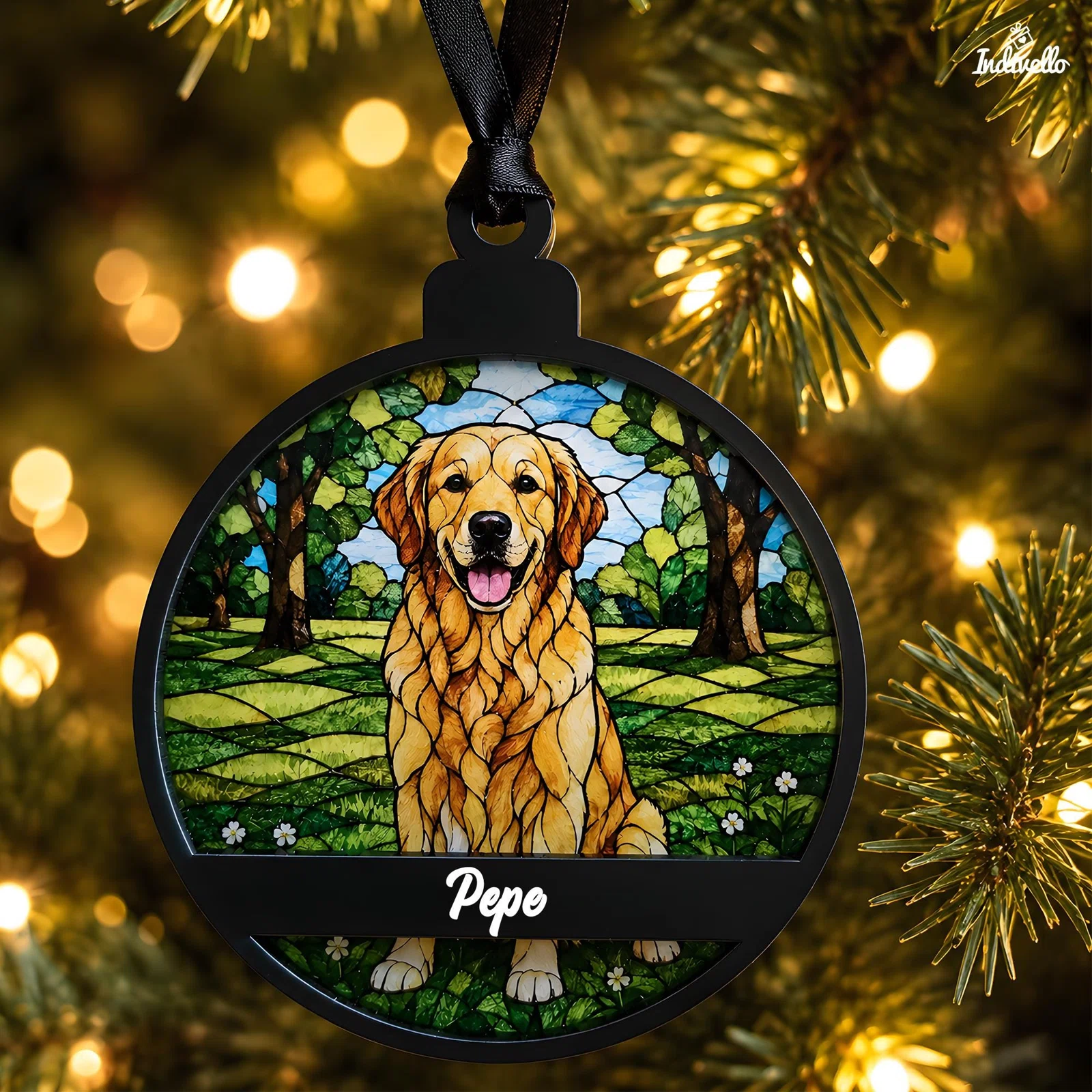 Runder schwarzer Weihnachtsbaumanhänger mit goldenem Hund im farbigen Glasmalerei-Stil vor grüner Parklandschaft. Ein breiter Namenssteg am unteren Rand macht das Motiv personalisierbar.