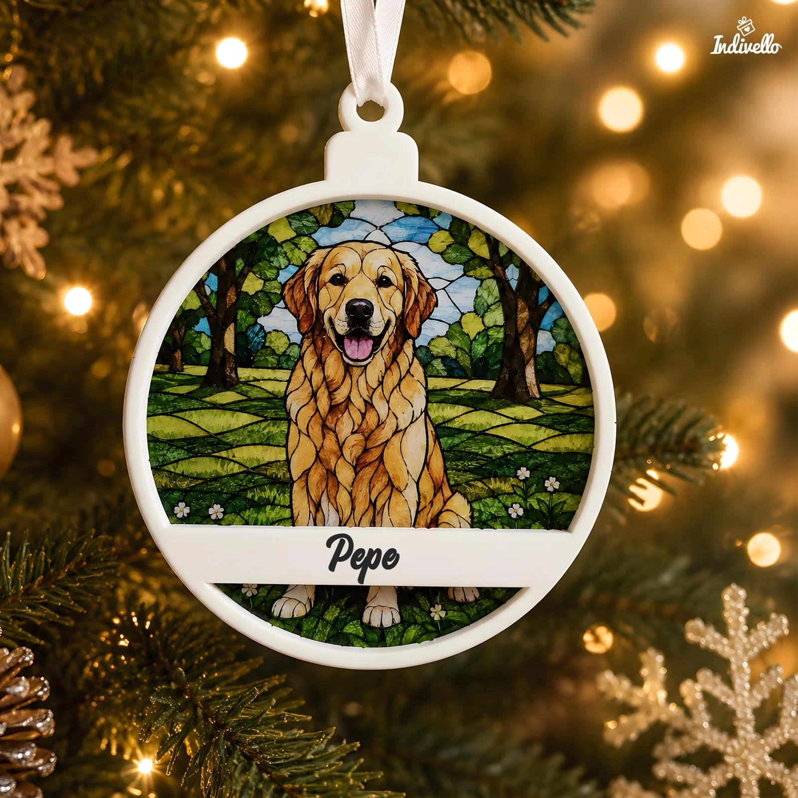 Runder Weihnachtsanhänger mit weißem Rahmen und Namensfeld, frontal am Tannenbaum fotografiert. Das farbige Motiv zeigt einen Golden Retriever im Glasmalerei-Stil vor einer grünen Parklandschaft.