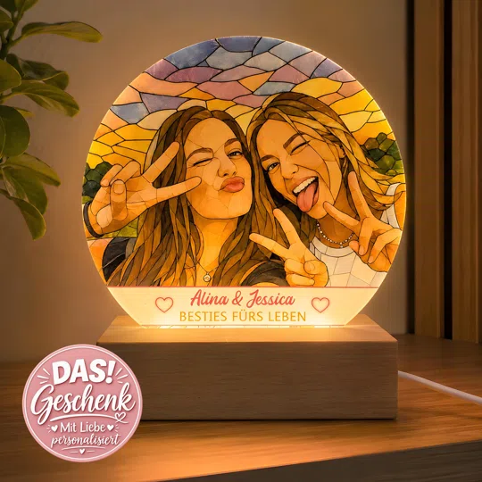 Runde Fotolampe personalisiert bestellen: warm leuchtendes Mosaikmotiv zweier Frauen vor einem Sonnenuntergang, mit Spruch und Namen auf einem Sockel in Holzoptik.