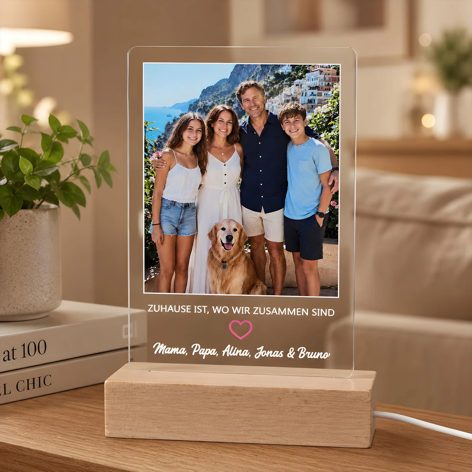 Rechteckige transparente Fotoplatte im hellen Sockel, frontal mit Gruppenfoto von vier Personen und Hund. Darunter stehen der Spruch „Zuhause ist, wo wir zusammen sind“, ein rosa Herz und Namen.