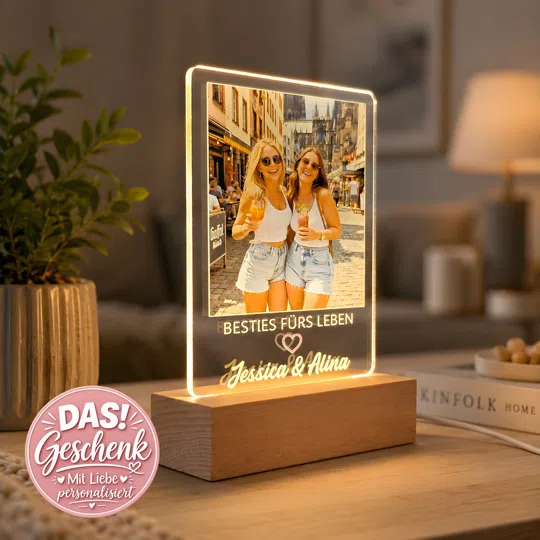 Personalisierte Freundinnen-Fotolampe bestellen: rechteckige, warm beleuchtete Bildplatte mit einem Stadtfoto zweier Personen und „Besties fürs Leben“ auf einem hellen Sockel.