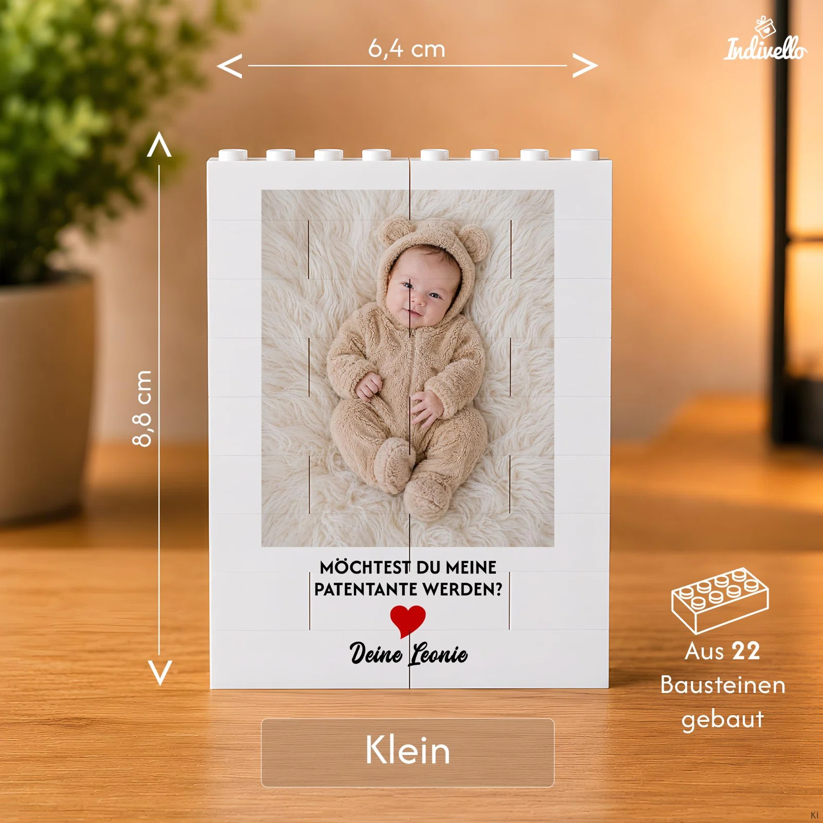 Kleine weiße Fototafel aus 22 Bausteinen, 6,4 cm breit und 8,8 cm hoch. Beispielgestaltung mit Babyfoto, Patinnenfrage, rotem Herz und persönlicher Unterschrift.