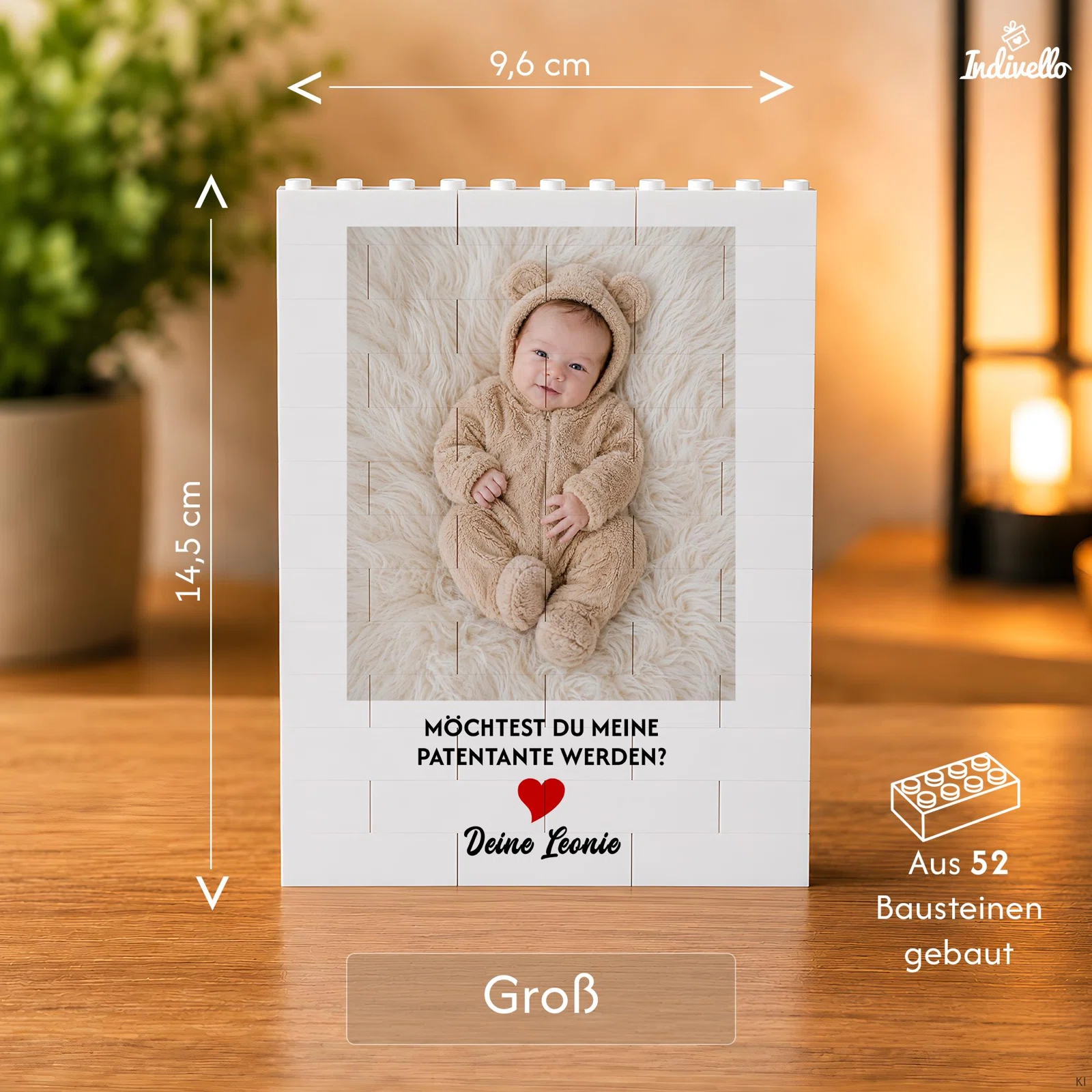 Größenübersicht eines weißen Bilderrahmens aus 52 Bausteinen: Variante „Groß“ misst 9,6 × 14,5 cm. Beispielansicht mit Babyfoto, Patentenante-Frage und rotem Herz.