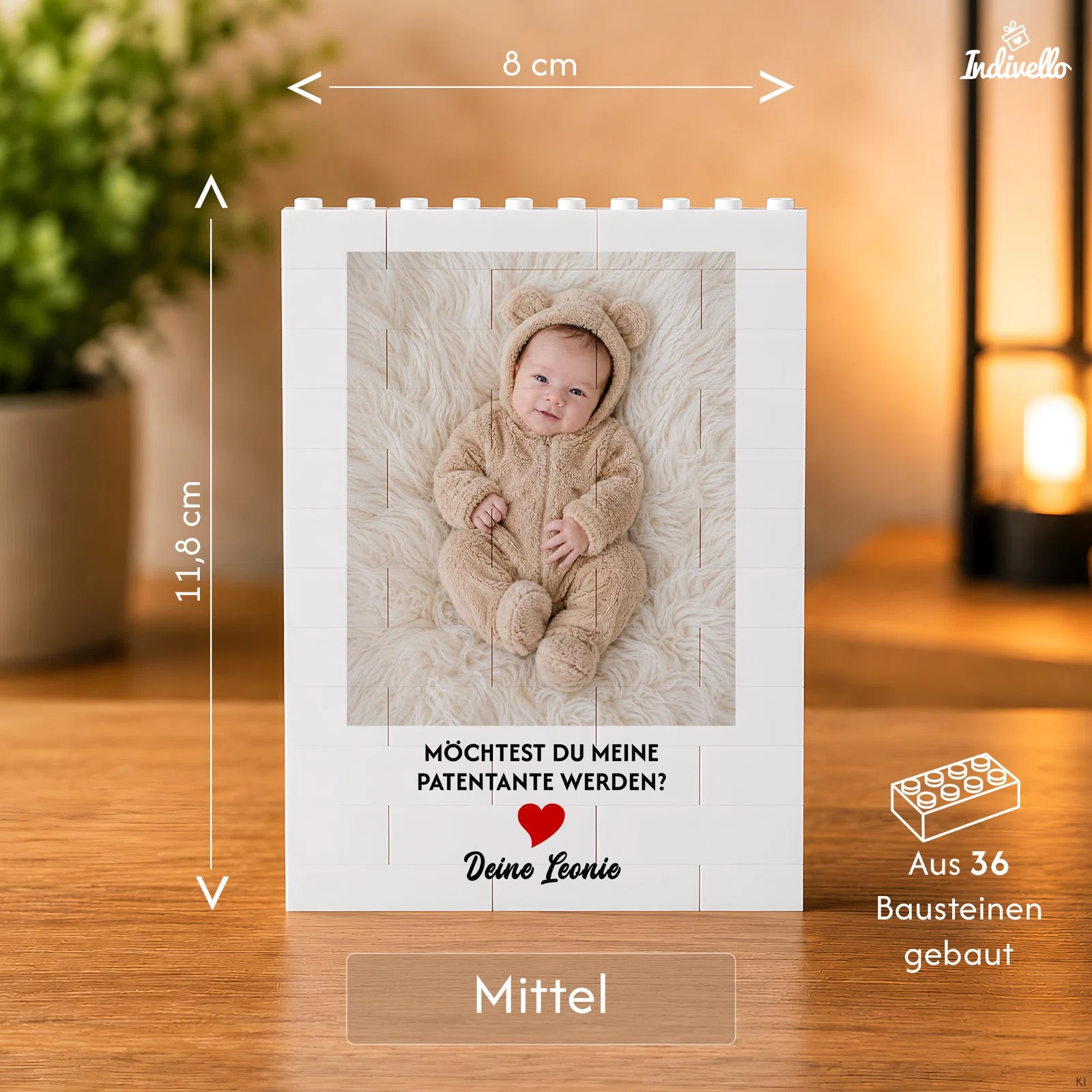 Größenangaben zum mittleren weißen Baustein-Fotorahmen: 8 cm breit, 11,8 cm hoch und aus 36 Steinen gebaut. Beispielgestaltung mit Babyfoto, Patentanten-Frage und rotem Herz.
