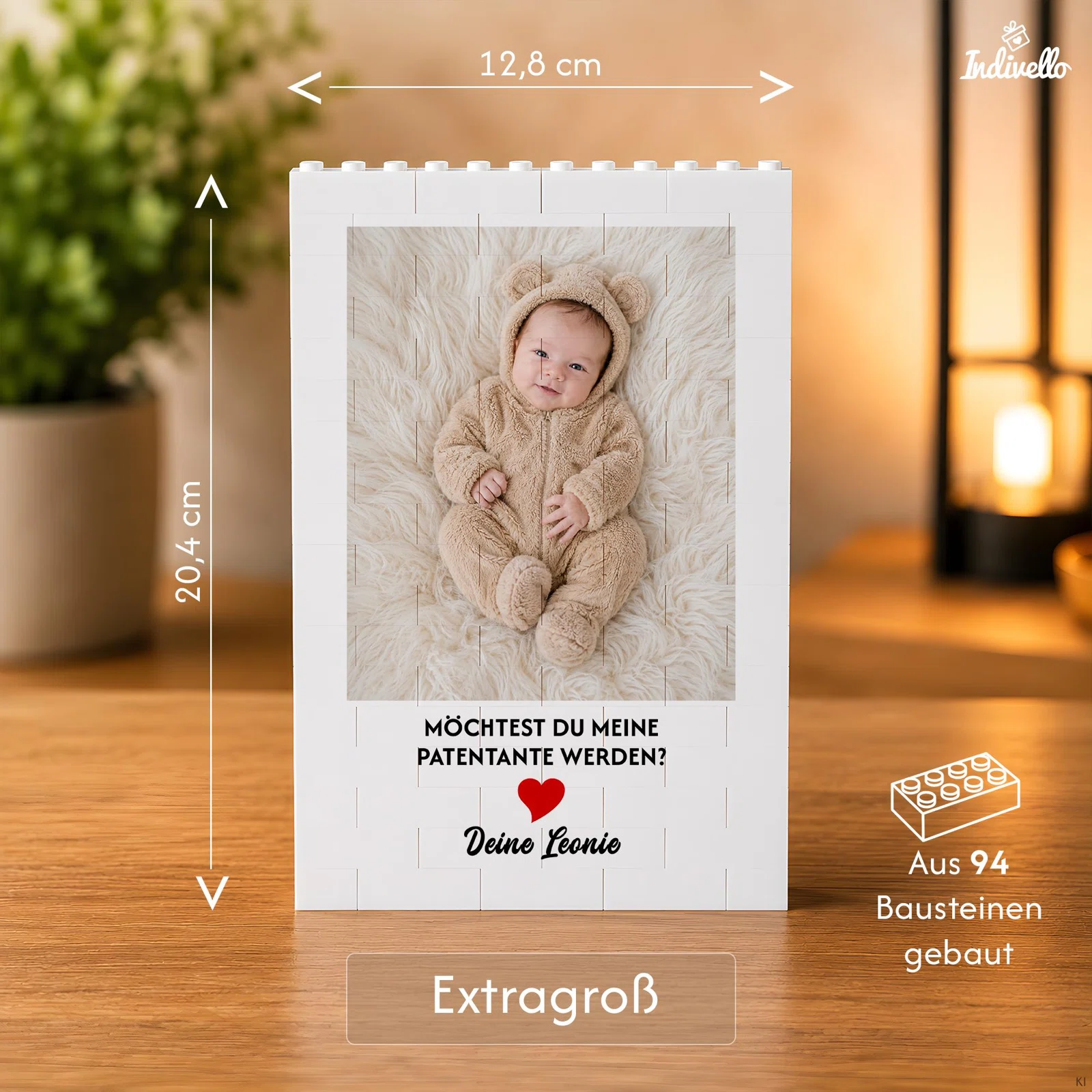 Infografik zum extragroßen, weißen Baustein-Fotorahmen mit personalisierbarer Patenfrage und rotem Herz. Der Rahmen misst 12,8 × 20,4 cm und besteht aus 94 Bausteinen.