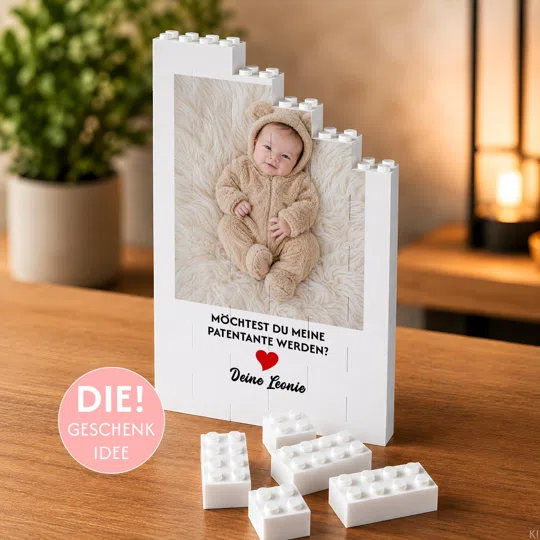 Fotogeschenk für die Patentante bestellen: weiße Klemmbaustein-Tafel mit Babyfoto, rotem Herz, Namenszeile und der Frage „Möchtest du meine Patentante werden?“.