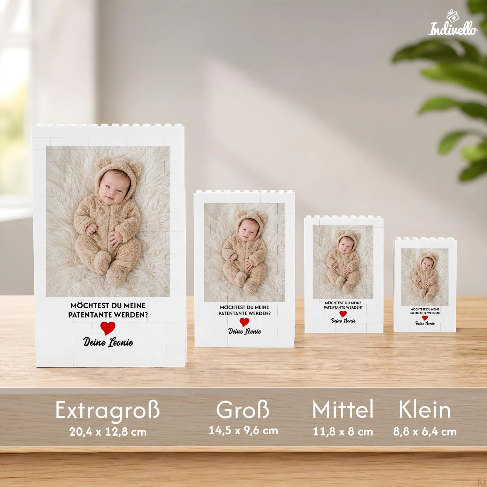 Größenübersicht für weiße Fotobilder im Baustein-Look mit Babyfoto und Patentanten-Frage: Extragroß 20,4 × 12,8 cm, Groß 14,5 × 9,6 cm, Mittel 11,8 × 8 cm und Klein 8,8 × 6,4 cm.