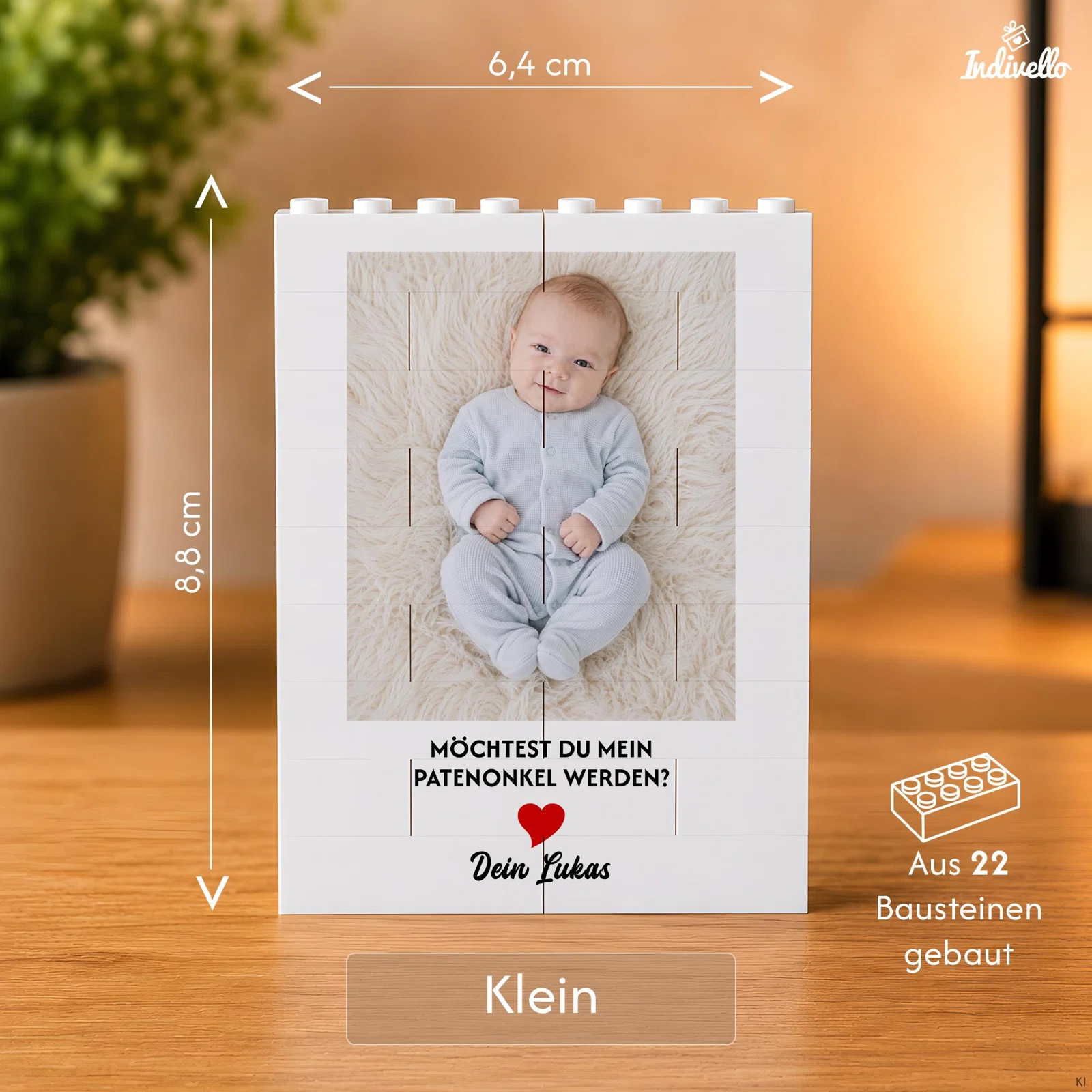 Infografik zur kleinen Variante eines weißen Fotodisplays aus 22 Bausteinen: 6,4 cm breit und 8,8 cm hoch. Beispielmotiv mit Babyfoto und der Frage „Möchtest du mein Patenonkel werden?“