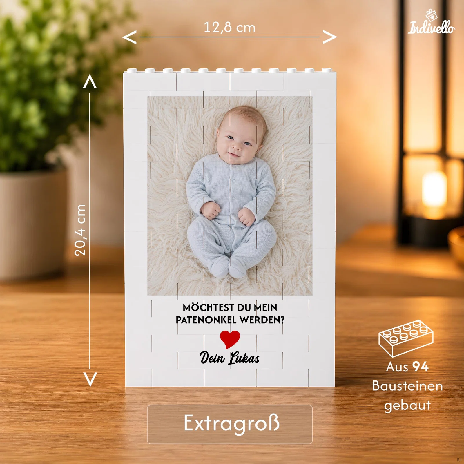 Größenübersicht eines weißen Bilderrahmens in Bausteinoptik: 12,8 cm breit, 20,4 cm hoch und aus 94 Bausteinen gebaut. Zu sehen sind ein Babyfoto, ein rotes Herz und ein Patenonkel-Spruch.