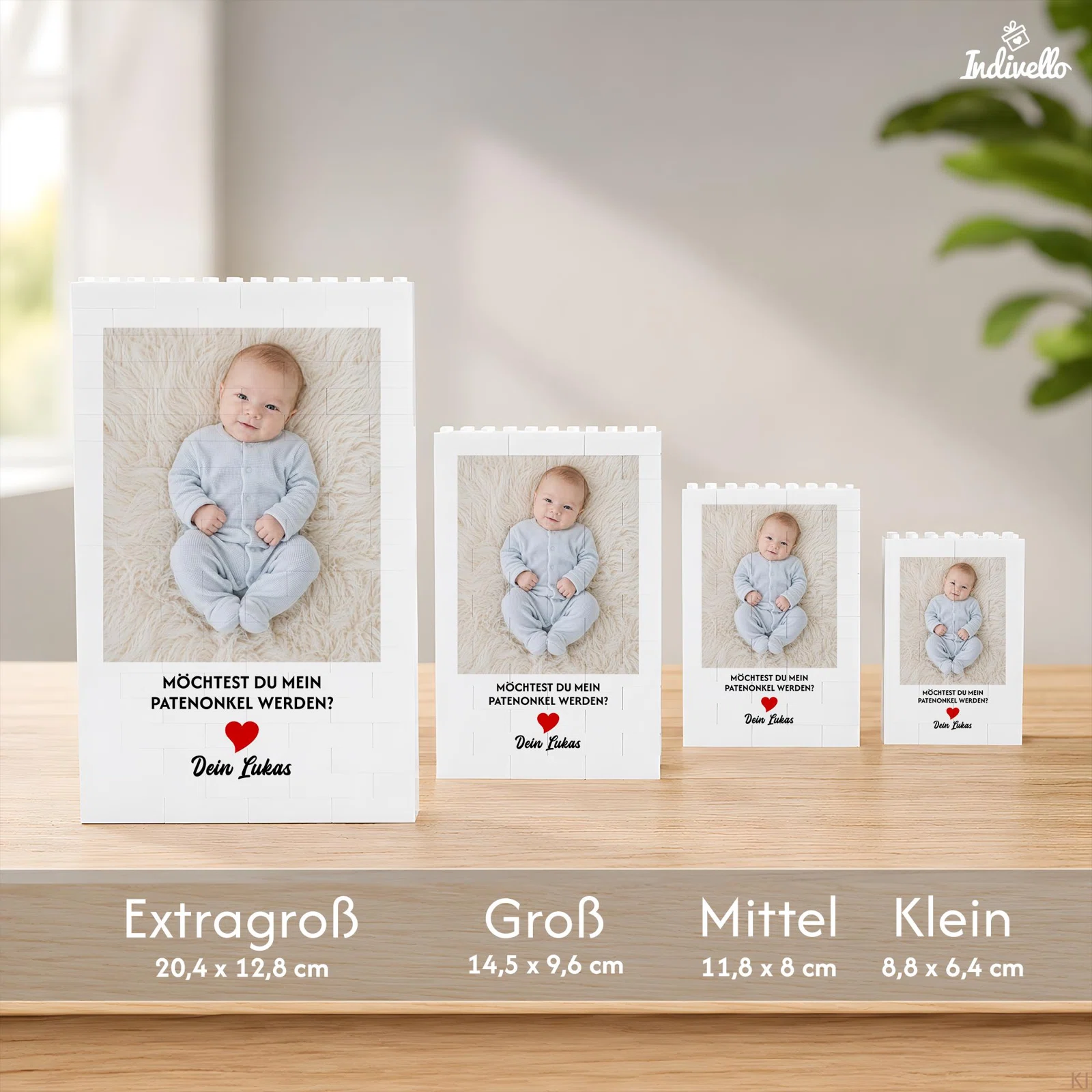 Größenvergleich von vier weißen Fotorahmen mit Noppenstruktur und Babyfoto: Extragroß 20,4 × 12,8 cm, Groß 14,5 × 9,6 cm, Mittel 11,8 × 8 cm und Klein 8,8 × 6,4 cm.