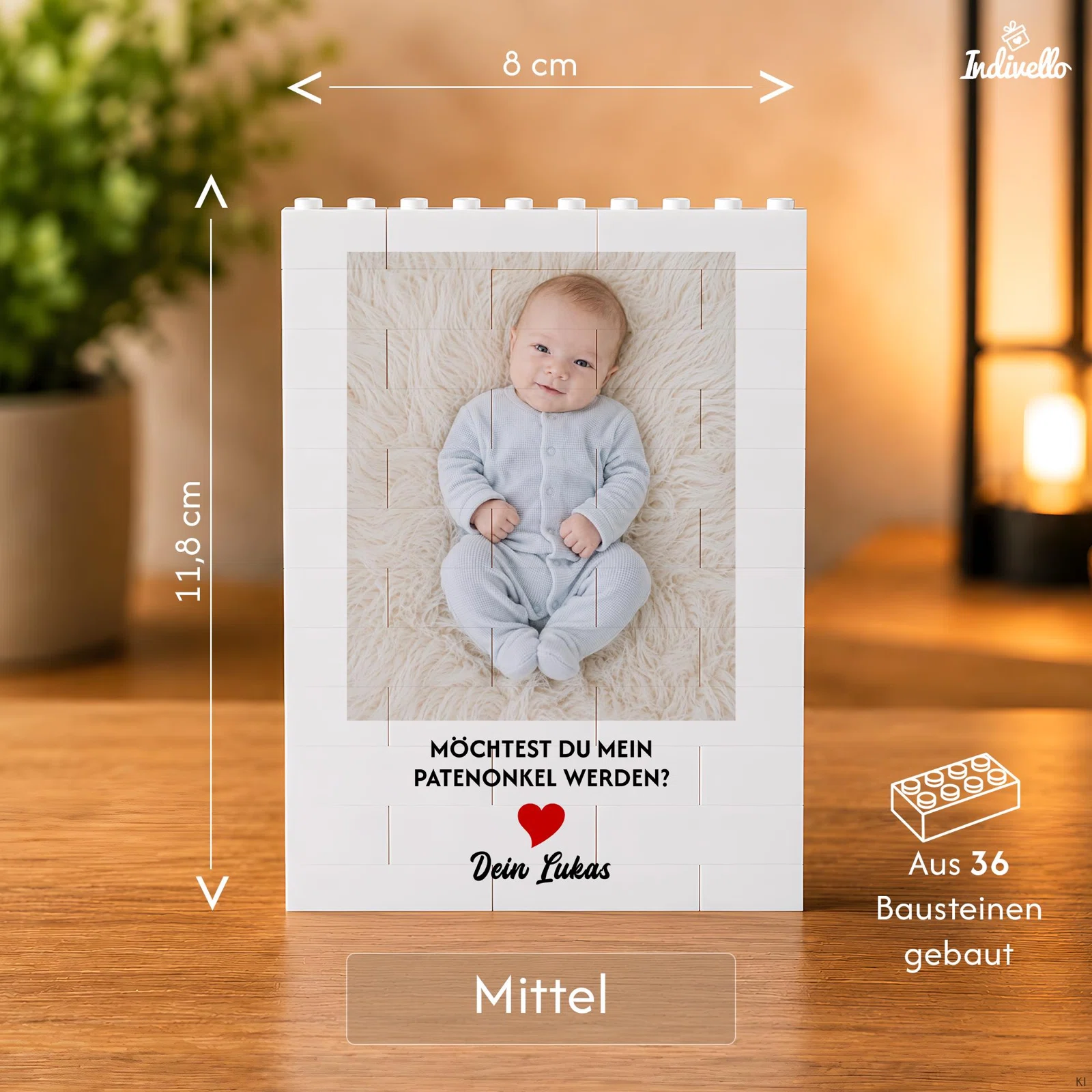 Größenübersicht für den mittleren weißen Baustein-Fotorahmen: 8 cm breit, 11,8 cm hoch und aus 36 Steinen gebaut. Beispielgestaltung mit Babyfoto, Patenonkel-Frage und rotem Herz.