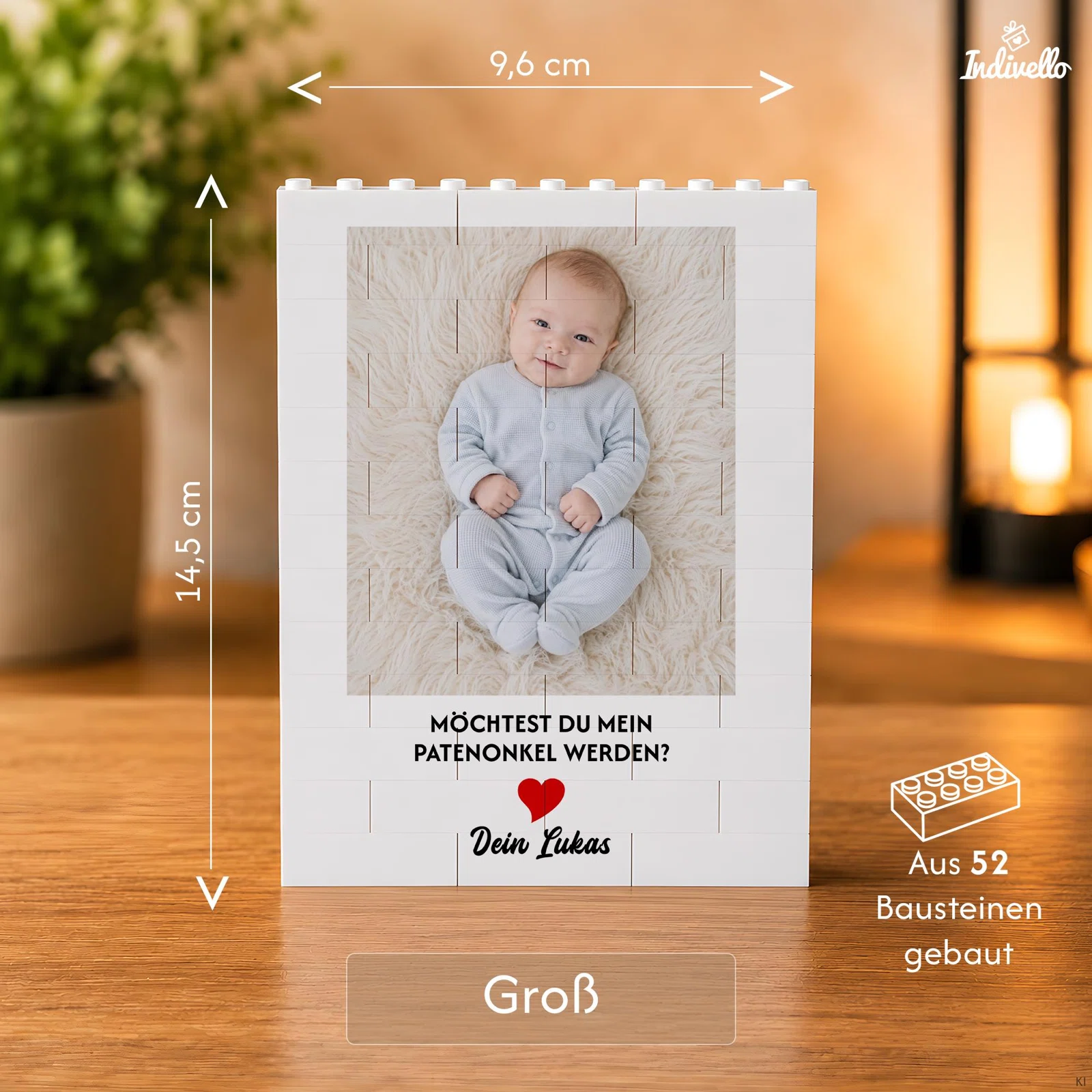 Größenansicht „Groß“ für einen weißen, aus 52 Bausteinen gebauten Fotoaufsteller: 9,6 cm breit und 14,5 cm hoch, mit Babyfoto, Patenonkel-Frage und rotem Herz.