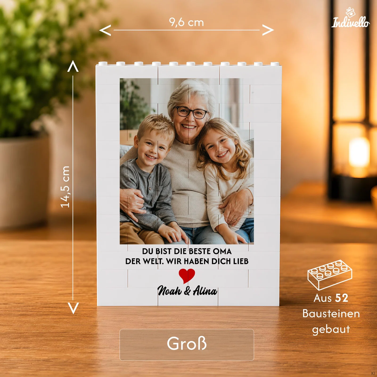 Größenangabe für den großen weißen Fotorahmen aus 52 Bausteinen: 9,6 cm breit und 14,5 cm hoch. Frontansicht mit Foto, Oma-Widmung, rotem Herz und Beispielnamen.