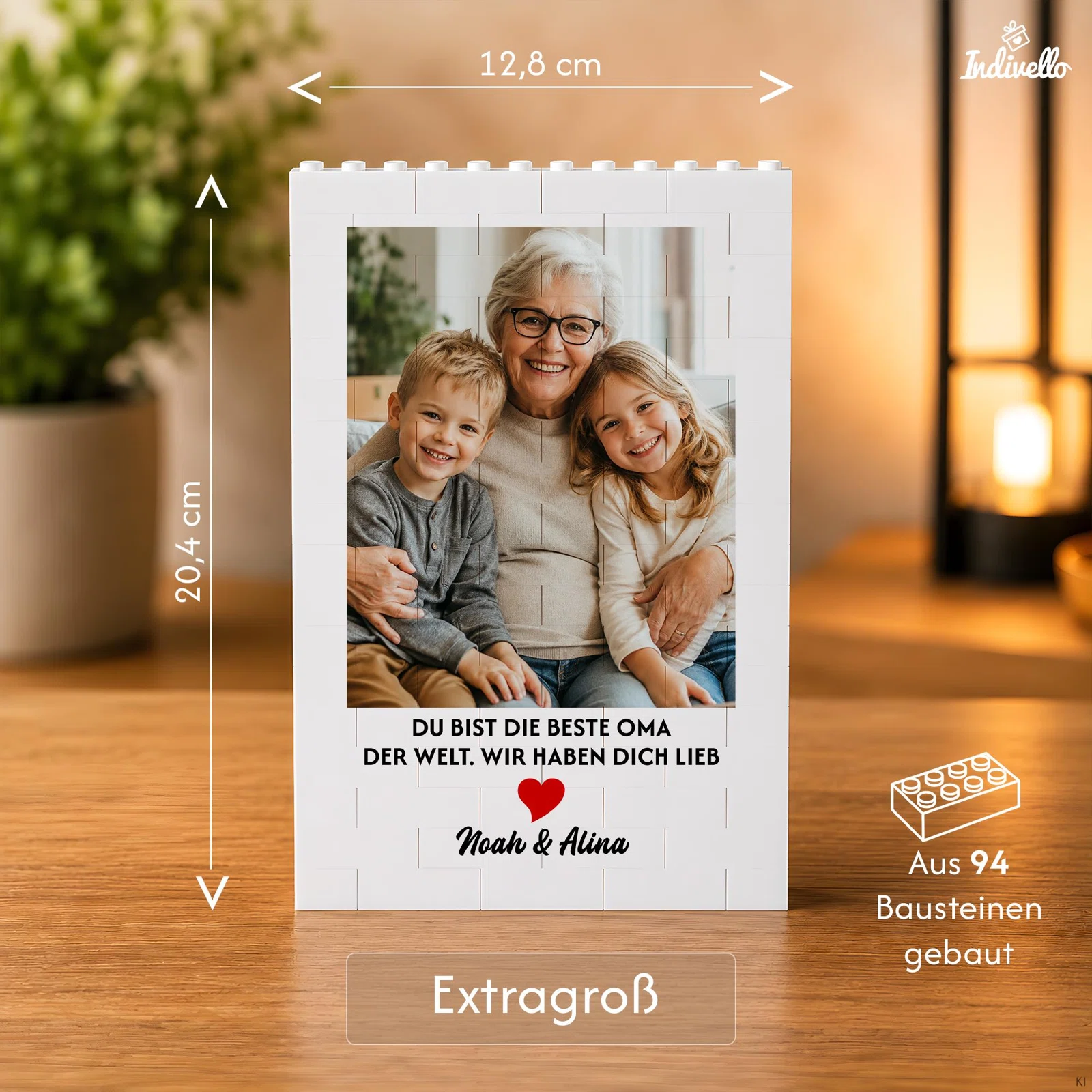 Infografik eines weißen, hochformatigen Bilderrahmens in Bausteinoptik mit Foto, Widmung und rotem Herz. Die frontale Ansicht nennt 12,8 × 20,4 cm sowie 94 Bausteine und die Größe „Extragroß“.