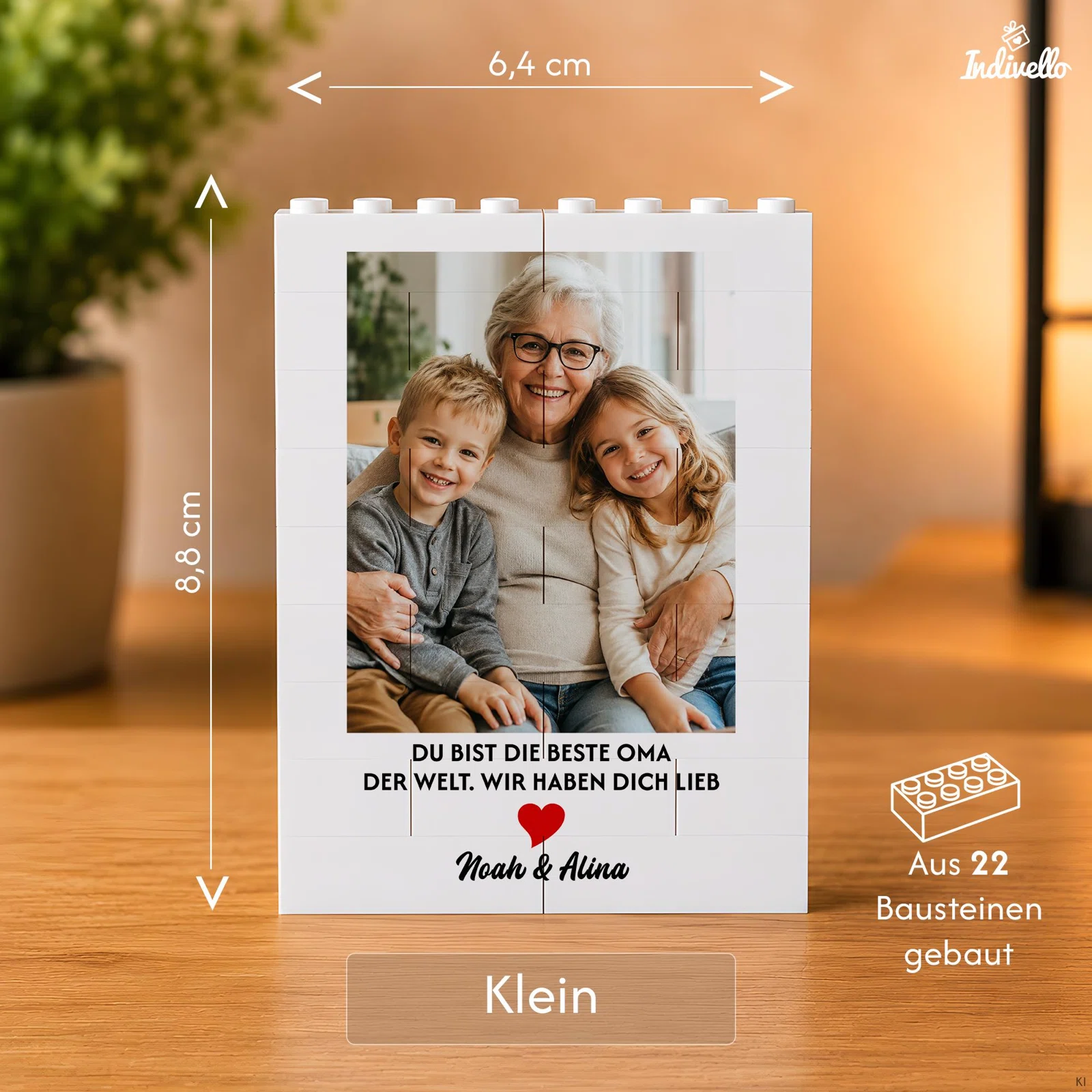 Infografik zur kleinen Variante eines weißen Fotorahmens aus 22 Bausteinen: 6,4 cm breit und 8,8 cm hoch, mit Beispielfoto, schwarzer Widmung, rotem Herz und Namen.