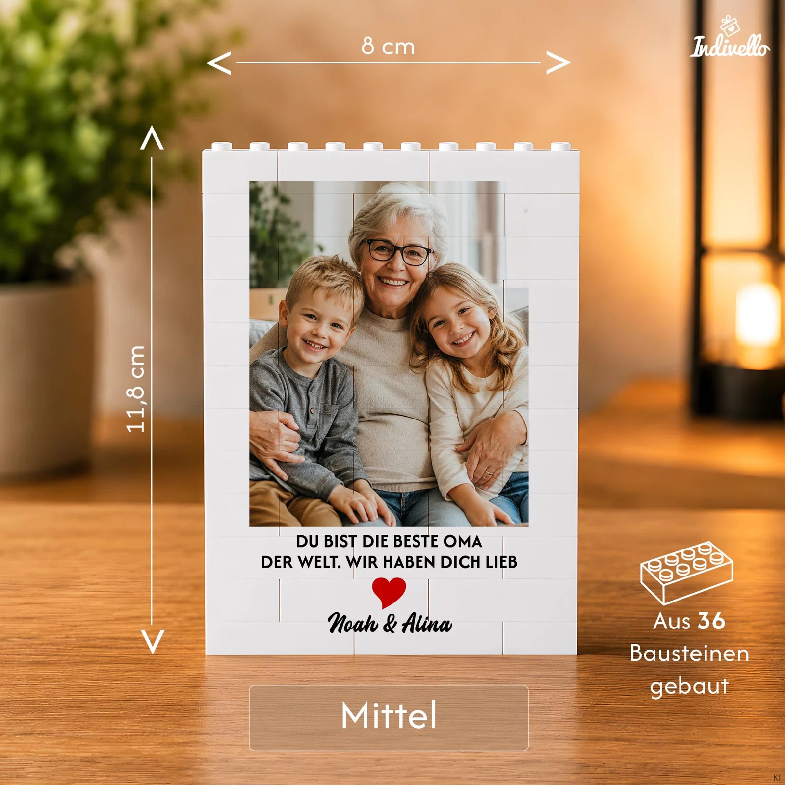 Größenübersicht für den mittleren weißen Baustein-Fotorahmen: 8 cm breit, 11,8 cm hoch und aus 36 Bausteinen gebaut, mit Beispielfoto und personalisiertem Textfeld.