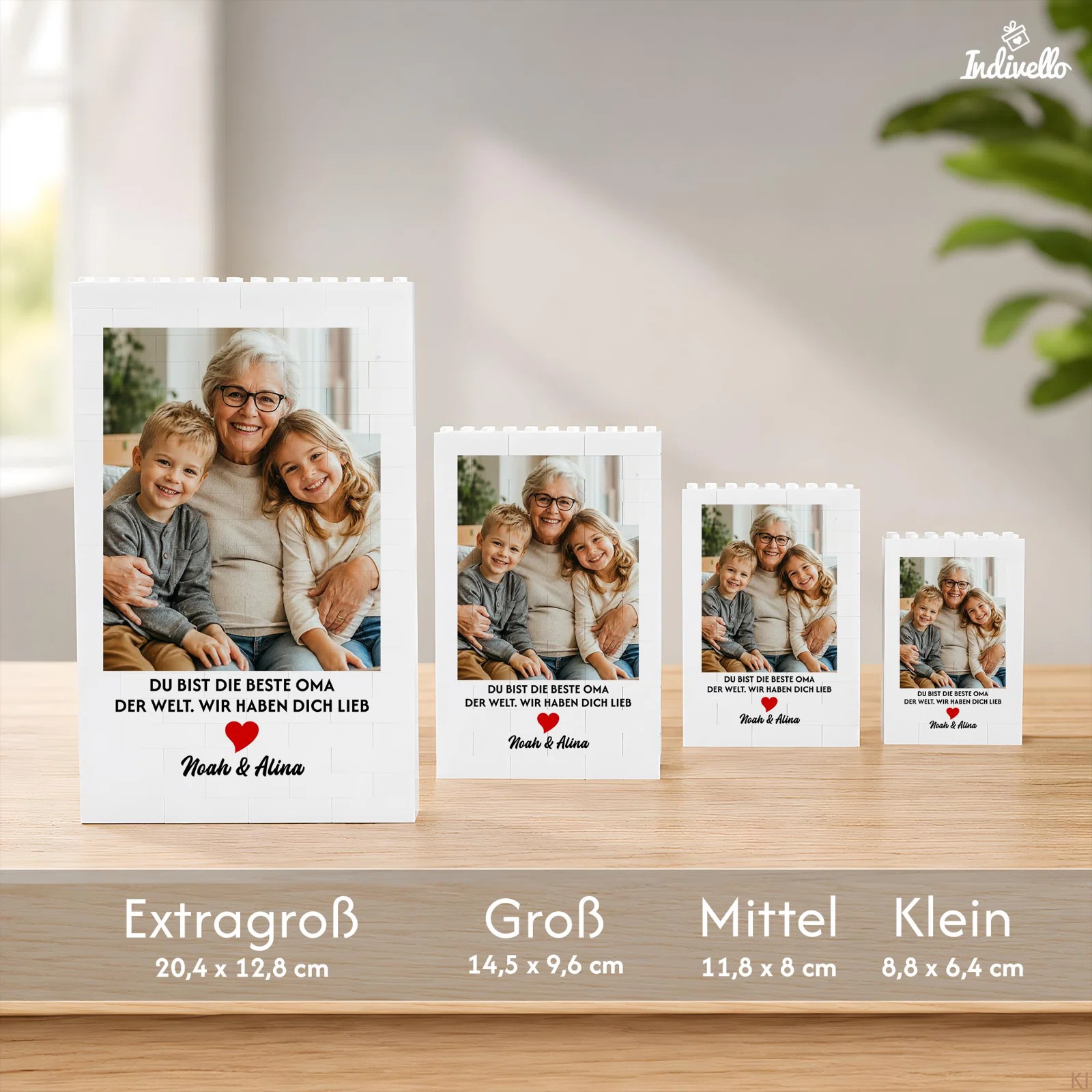 Größenübersicht für den weißen, aus Bausteinen gestalteten Fotorahmen: Extragroß 20,4 × 12,8 cm, Groß 14,5 × 9,6 cm, Mittel 11,8 × 8 cm und Klein 8,8 × 6,4 cm.