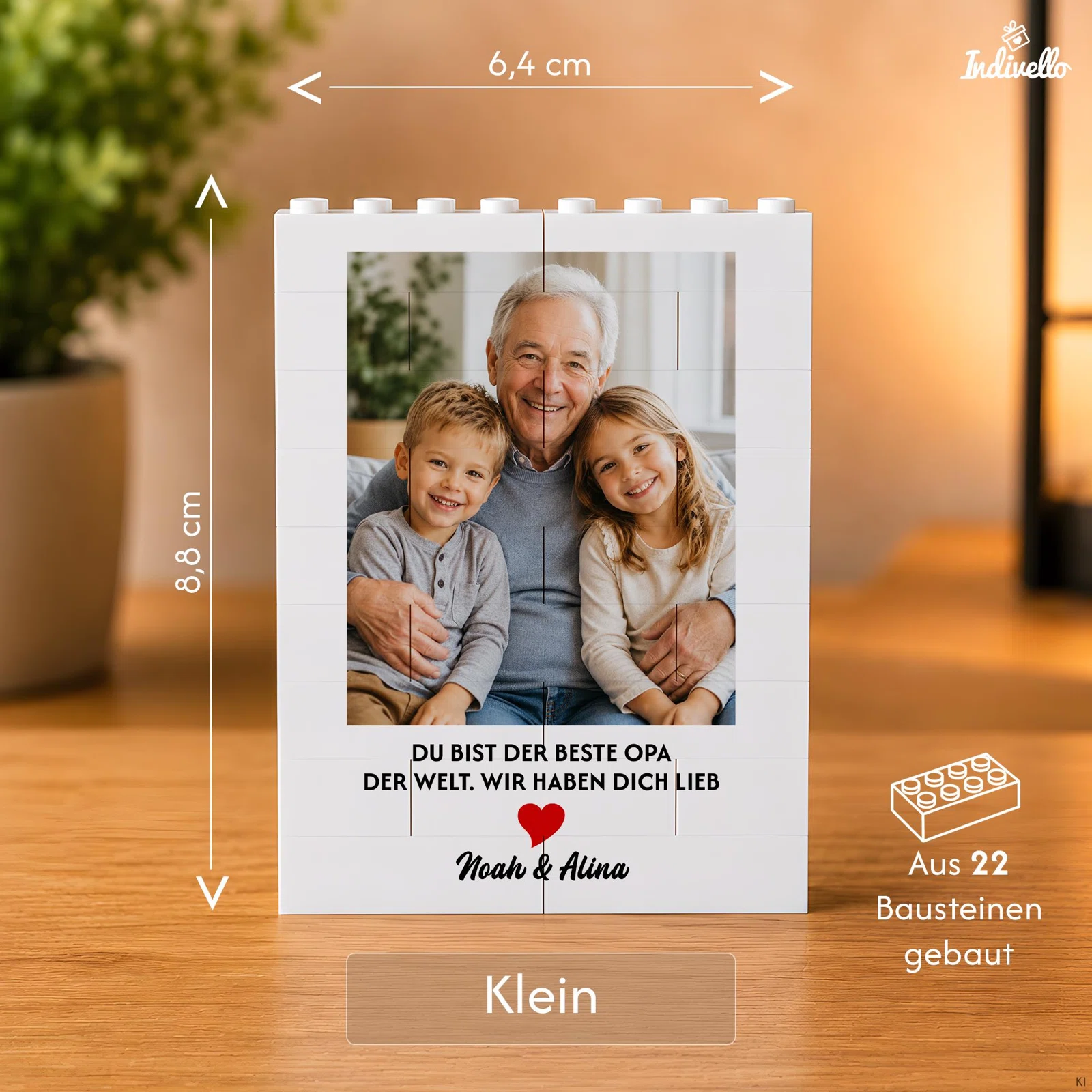 Kleine weiße Fototafel aus 22 Bausteinen mit Beispielfoto, schwarzer Widmung und rotem Herz. Die Infografik nennt 6,4 cm Breite und 8,8 cm Höhe.