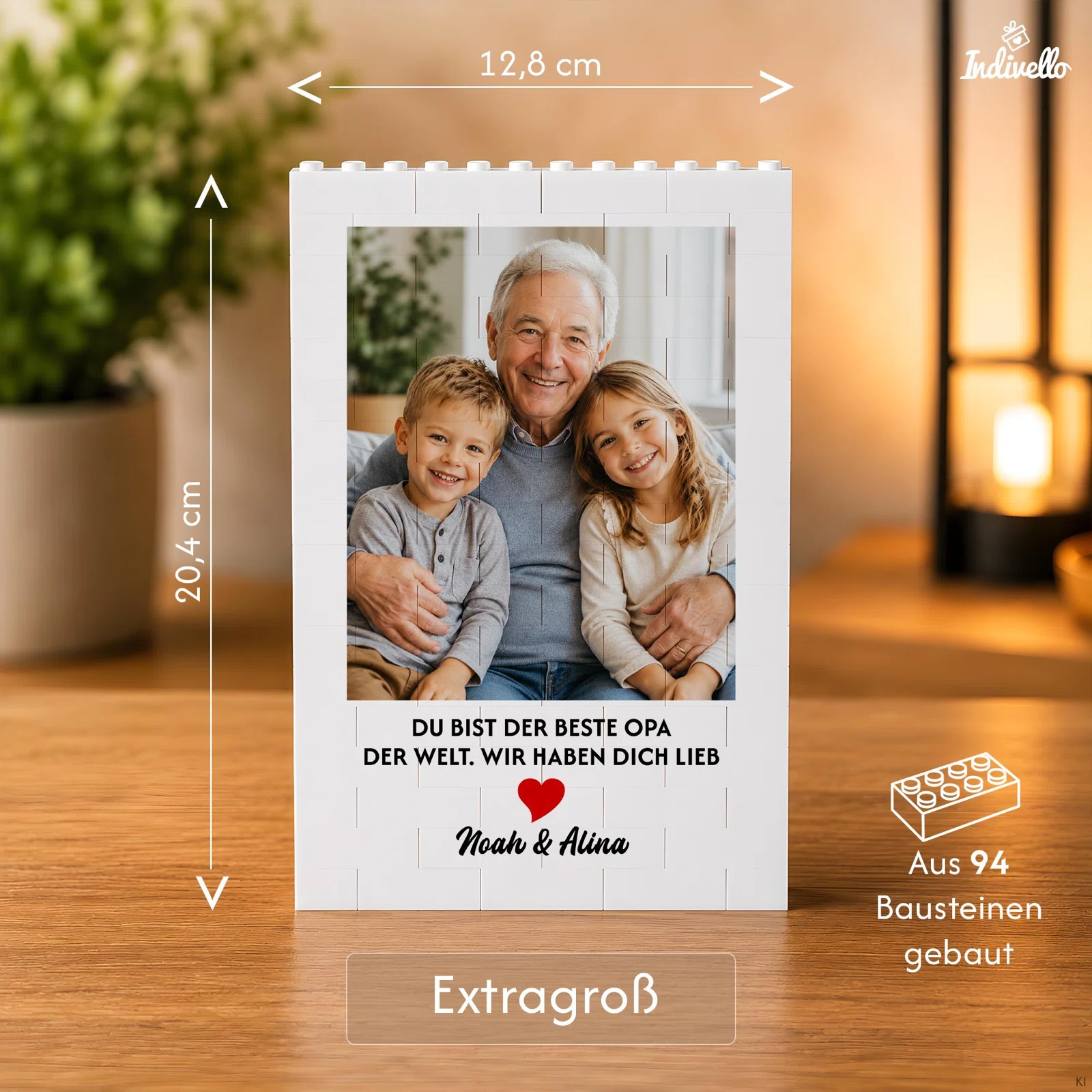 Extragroßer weißer Fotoständer aus 94 Bausteinen, 12,8 cm breit und 20,4 cm hoch. Die Front ist mit einem Foto, einer Widmung für Opa, rotem Herz und Namen personalisiert.