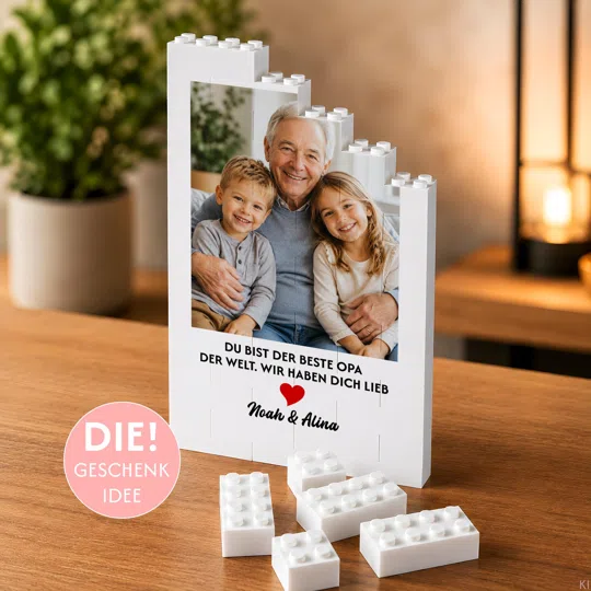 Fotogeschenk für Opa kaufen: weißer Klemmbaustein-Aufsteller mit Foto eines Erwachsenen und zweier Kinder sowie „Du bist der beste Opa der Welt. Wir haben dich lieb“.