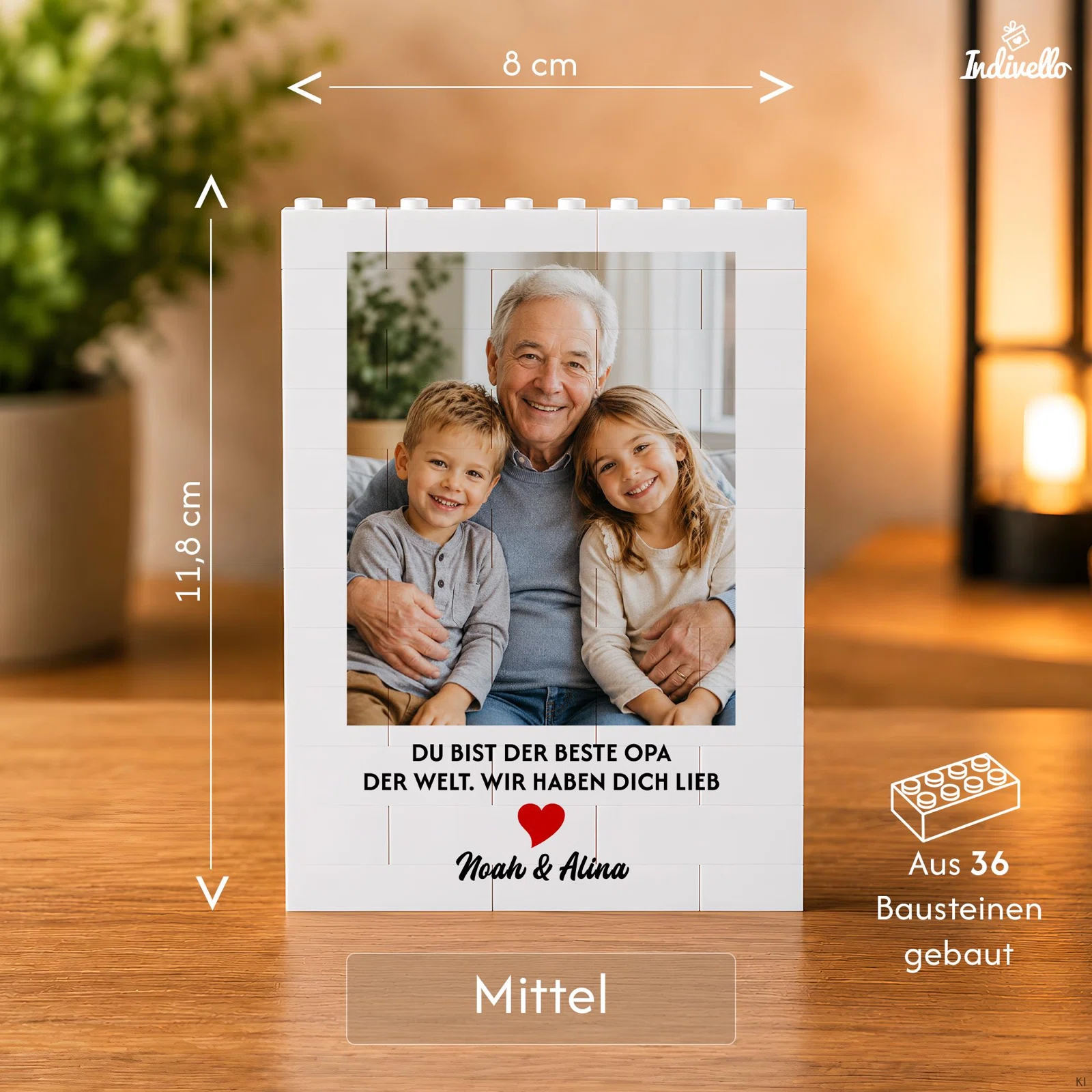 Größenansicht eines weißen, rechteckigen Fotohalters aus 36 Bausteinen: Variante Mittel ist 8 cm breit und 11,8 cm hoch, mit Fotofeld, Widmung und rotem Herz.