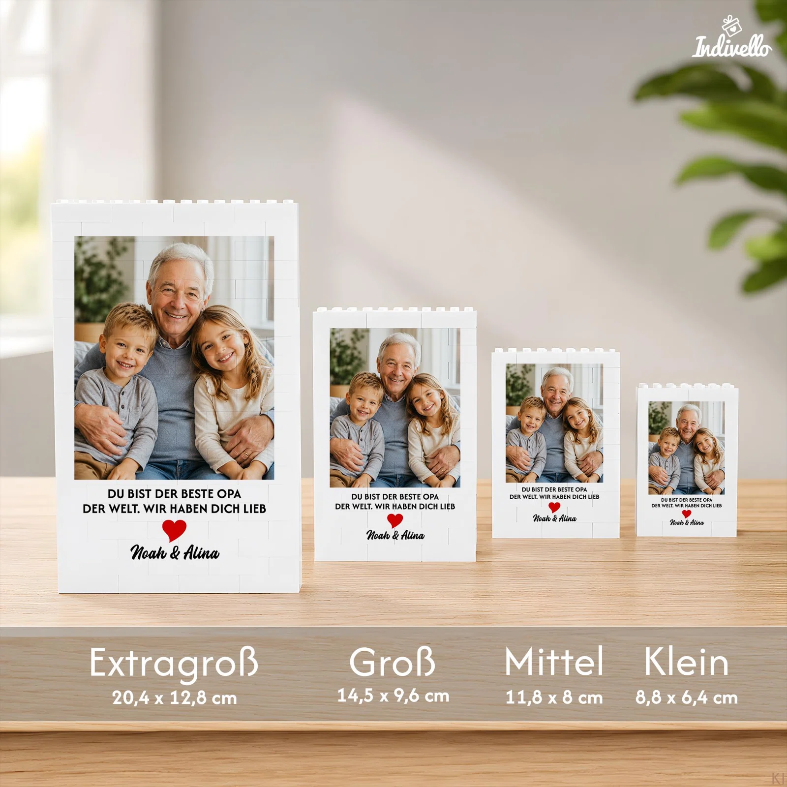 Größenübersicht für personalisierte weiße Fotobilder mit Spruch: Extragroß 20,4 × 12,8 cm, Groß 14,5 × 9,6 cm, Mittel 11,8 × 8 cm und Klein 8,8 × 6,4 cm, jeweils frontal im Vergleich.