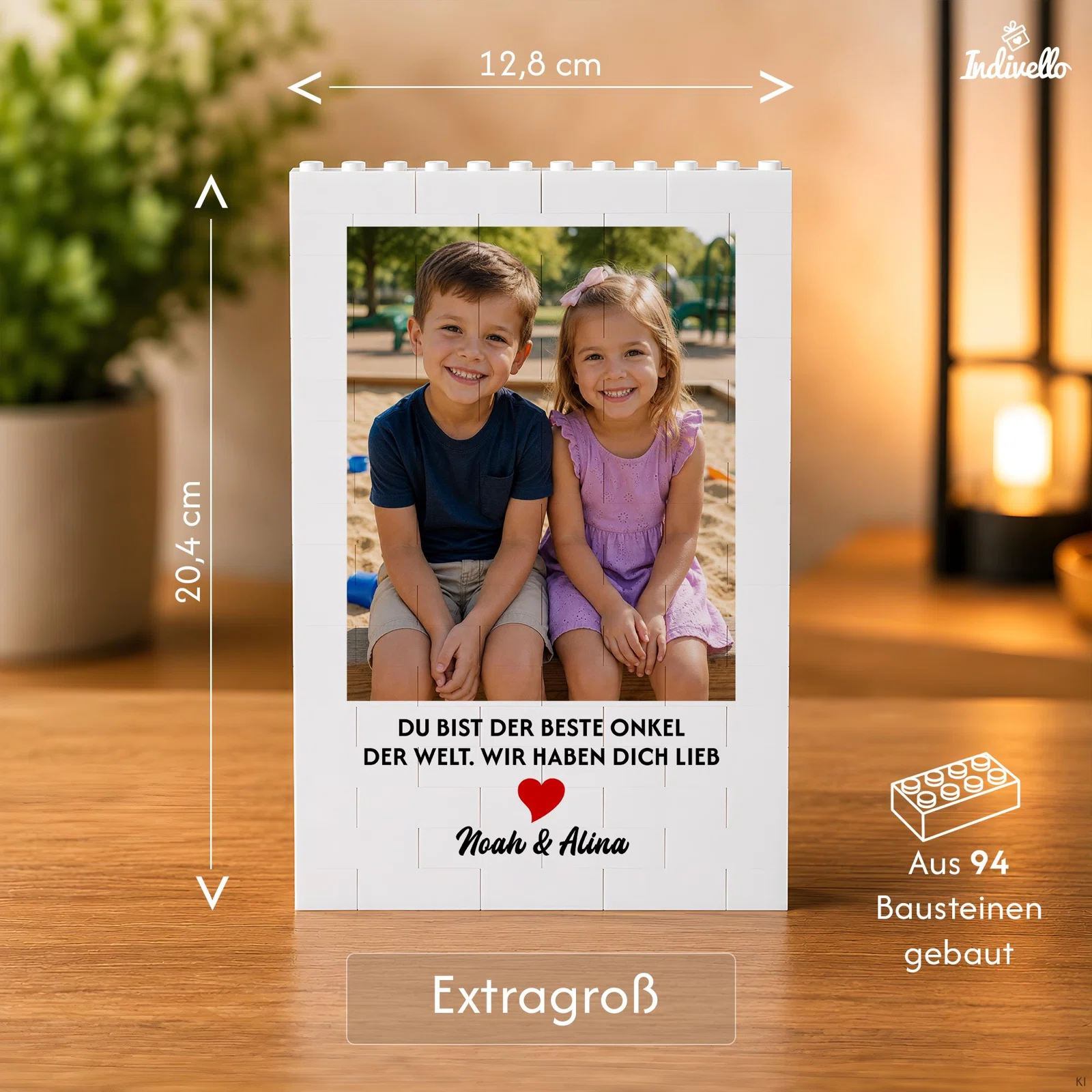 Infografik zum weißen Fotorahmen in Bausteinoptik: 12,8 cm breit, 20,4 cm hoch und aus 94 Bausteinen gebaut. Die extragroße Ausführung bietet Platz für Foto, Widmung und Herzmotiv.
