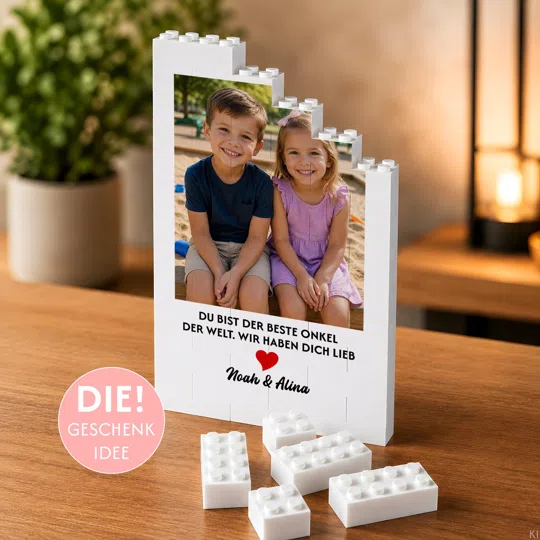 Fotogeschenk für den Onkel personalisiert kaufen: weißer Klemmbaustein-Aufsteller mit stufigem Rand, Kinderfoto, Widmung an den besten Onkel, rotem Herz und Namen.