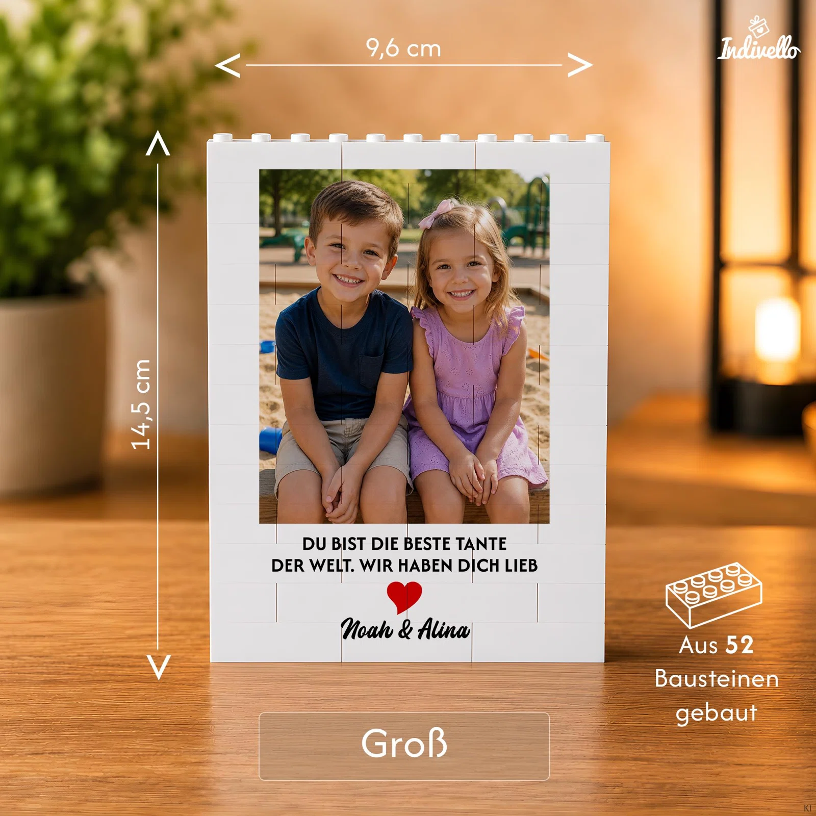 Größenangabe für den großen, weißen Baustein-Fotorahmen: 9,6 cm breit und 14,5 cm hoch, aus 52 Bausteinen gebaut. Beispielansicht mit Foto, Spruch, rotem Herz und Namen.