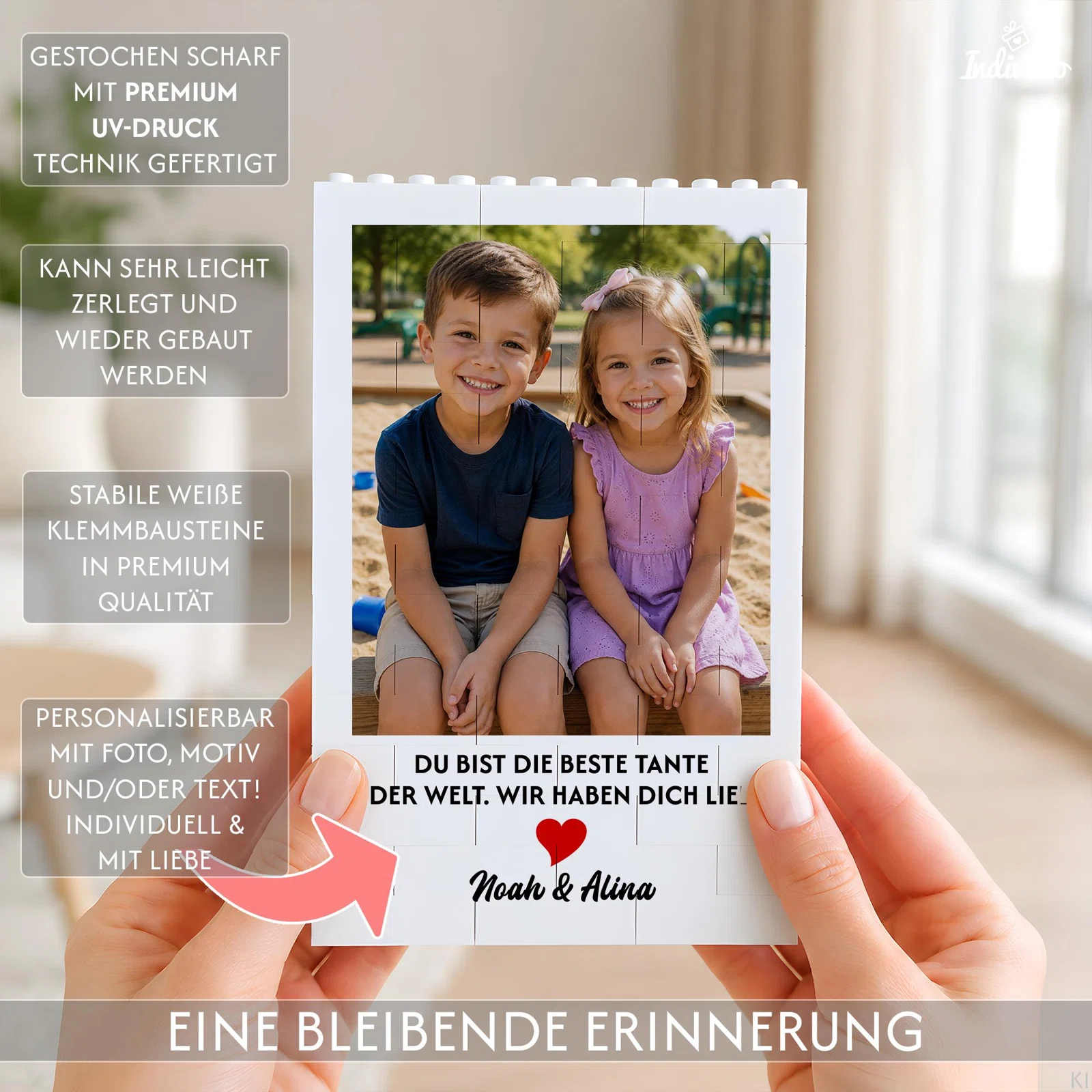 Personalisierbares Erinnerungsbild aus weißen Klemmbausteinen, mit Foto, Text und rotem Herzmotiv bedruckt. Die Infografik nennt UV-Druck sowie leichtes Zerlegen und erneutes Aufbauen.