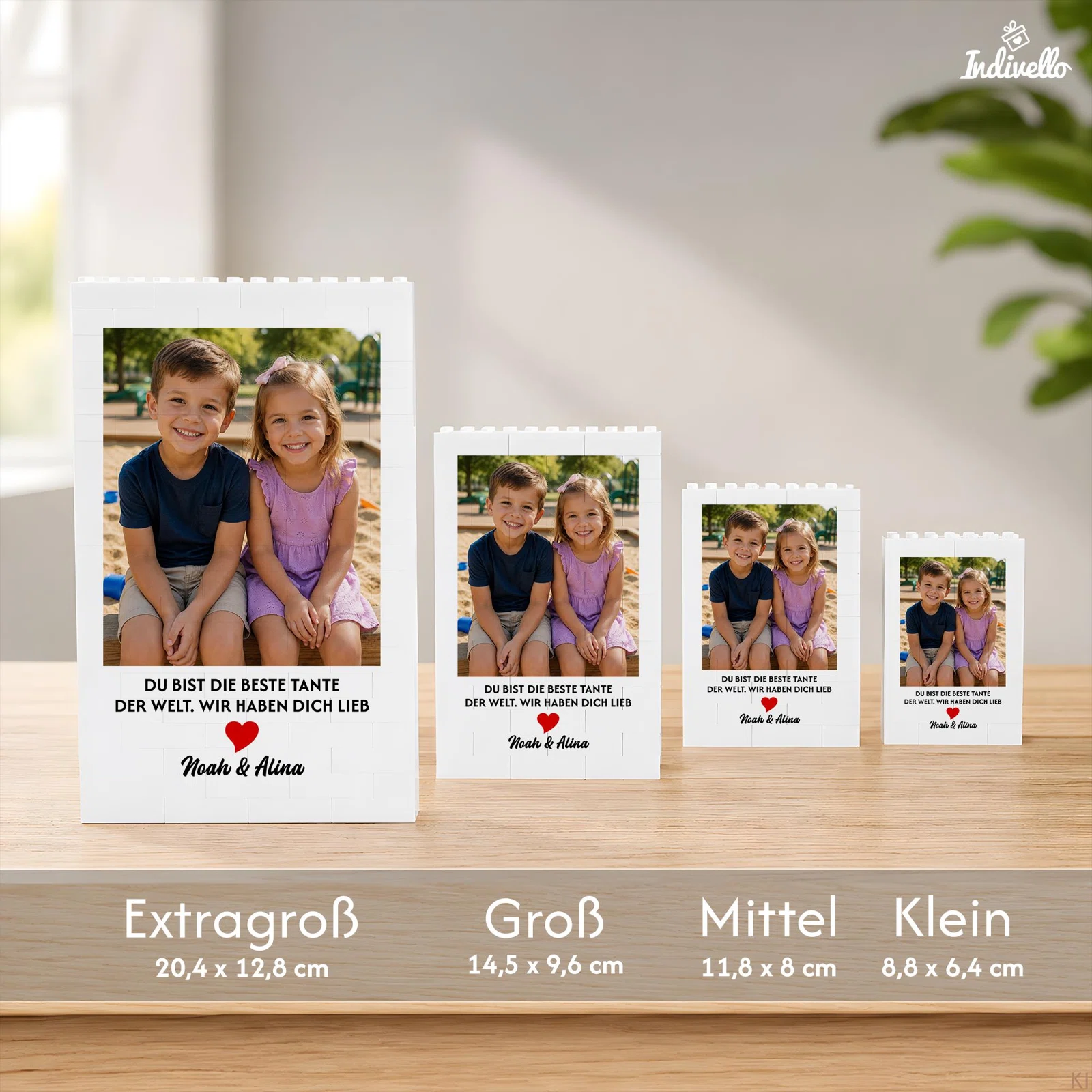 Größenübersicht für weiße Fotobilderrahmen in vier Formaten: Extragroß 20,4 × 12,8 cm, Groß 14,5 × 9,6 cm, Mittel 11,8 × 8 cm und Klein 8,8 × 6,4 cm, jeweils mit Foto und Widmung.