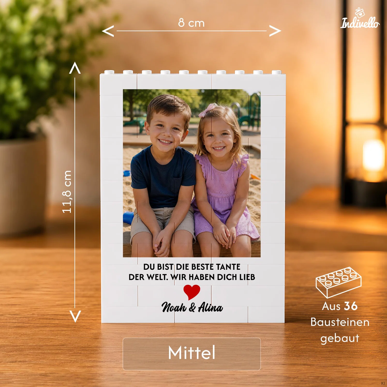 Größenübersicht für einen weißen Fotobilderrahmen aus 36 Bausteinen: Variante Mittel mit 8 cm Breite und 11,8 cm Höhe, gestaltet mit Foto, Widmung und rotem Herz.