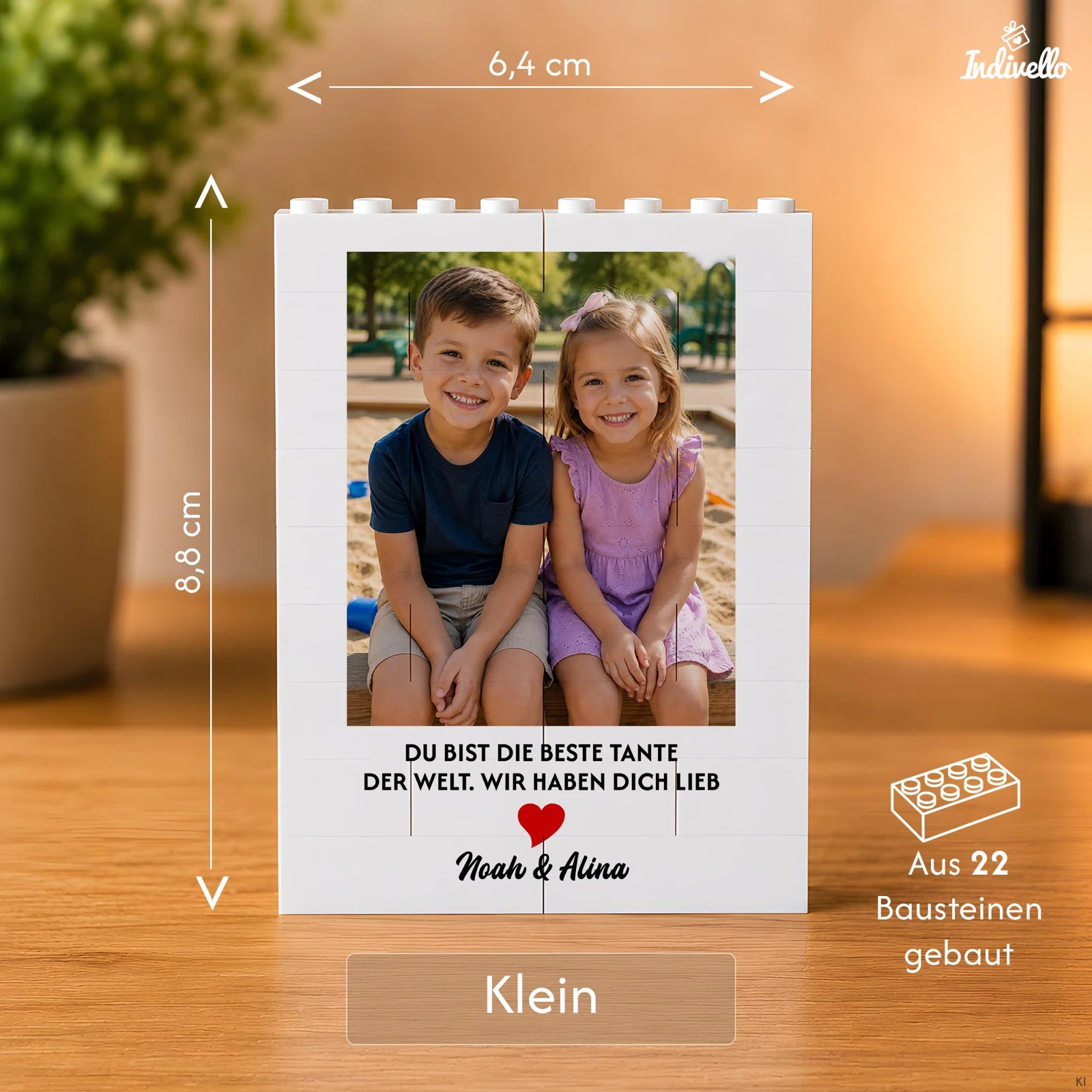 Infografik zur kleinen Variante: Der weiße, aus 22 Bausteinen zusammengesetzte Fotorahmen misst 6,4 × 8,8 cm und zeigt ein Hochformatfoto mit persönlicher Tante-Widmung und rotem Herz.