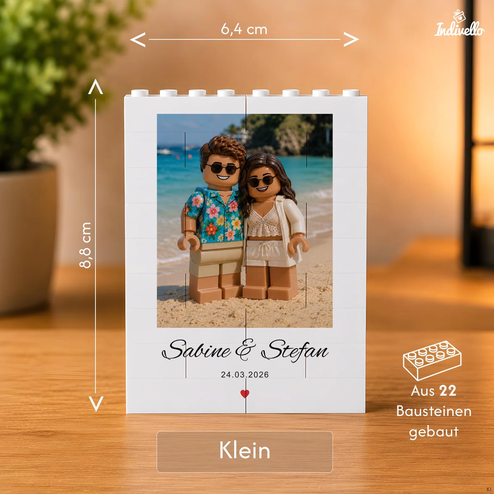 Infografik zum kleinen weißen Bilderrahmen aus 22 Bausteinen: 6,4 cm breit und 8,8 cm hoch. Das Hochformat zeigt ein personalisiertes Strandfoto mit Namen und Datum.