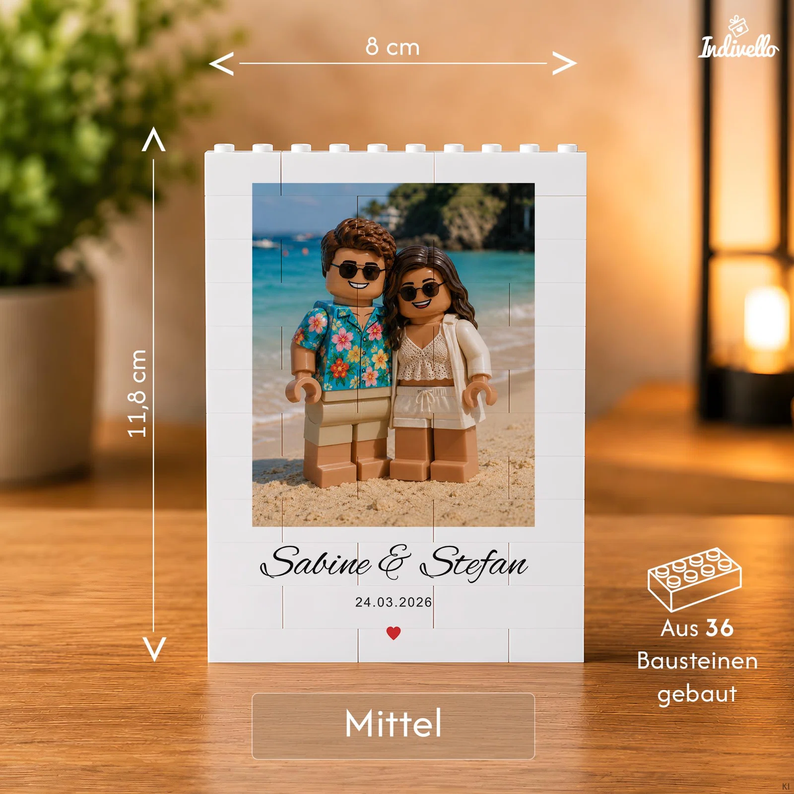 Größenansicht „Mittel“ eines weißen Bilderrahmens aus 36 Bausteinen: 8 cm breit und 11,8 cm hoch. Die Front zeigt ein Strandfoto, eine Namenszeile, ein Datum und ein rotes Herz.