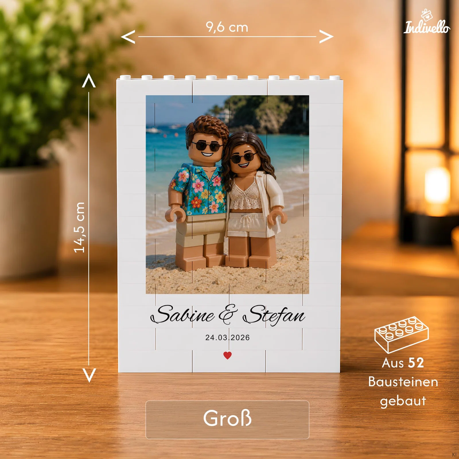 Größenansicht „Groß“ eines weißen Bausteinbilds: 14,5 cm hoch und 9,6 cm breit, aus 52 Steinen gebaut. Beispielmotiv mit zwei Figuren am Strand, Namensschriftzug, Datum und rotem Herz.
