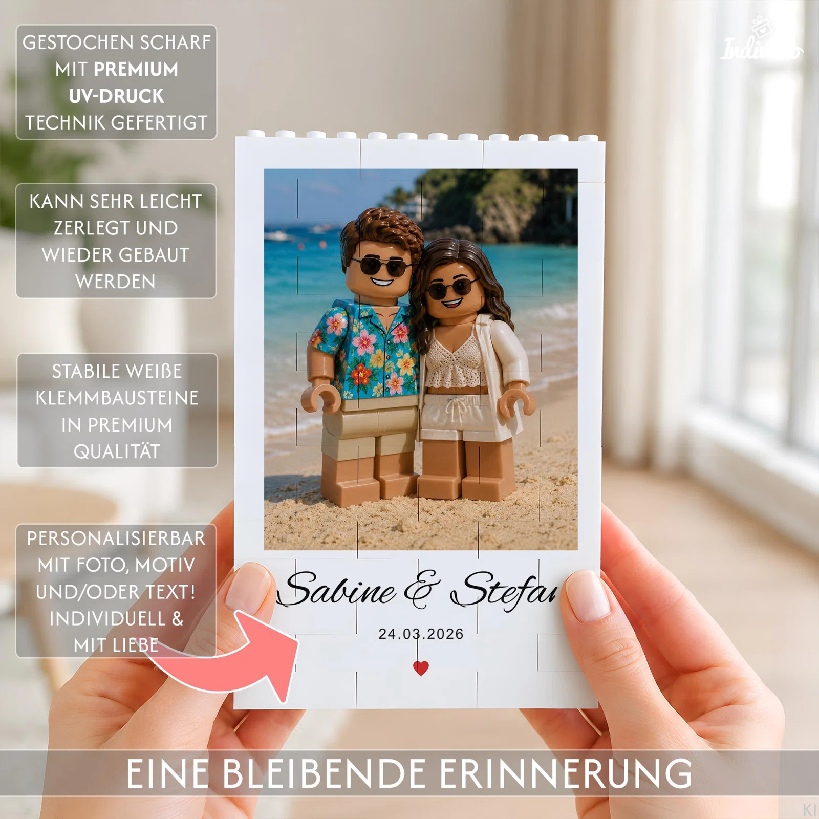 Infografik zu einem personalisierbaren Klemmbaustein-Fotobild: UV-Druck, zerlegbar und wieder zusammensetzbar, mit weißen Bausteinen; Beispiel mit Strandmotiv, Namen und Datum.