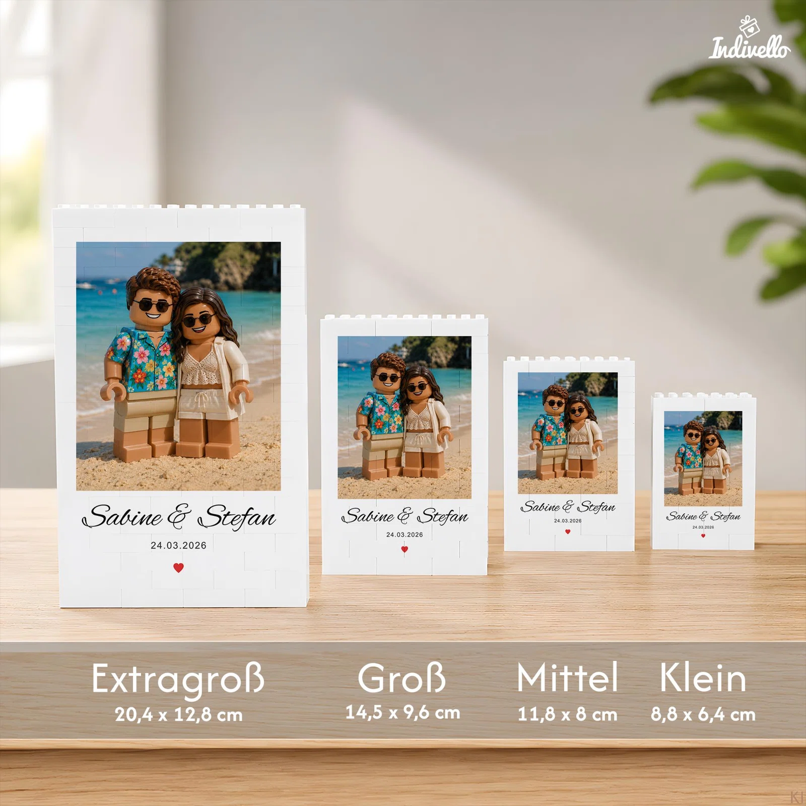 Größenübersicht für personalisierte Bilderrahmen in Bausteinoptik: Extragröße 20,4 × 12,8 cm, Groß 14,5 × 9,6 cm, Mittel 11,8 × 8 cm und Klein 8,8 × 6,4 cm im direkten Vergleich.