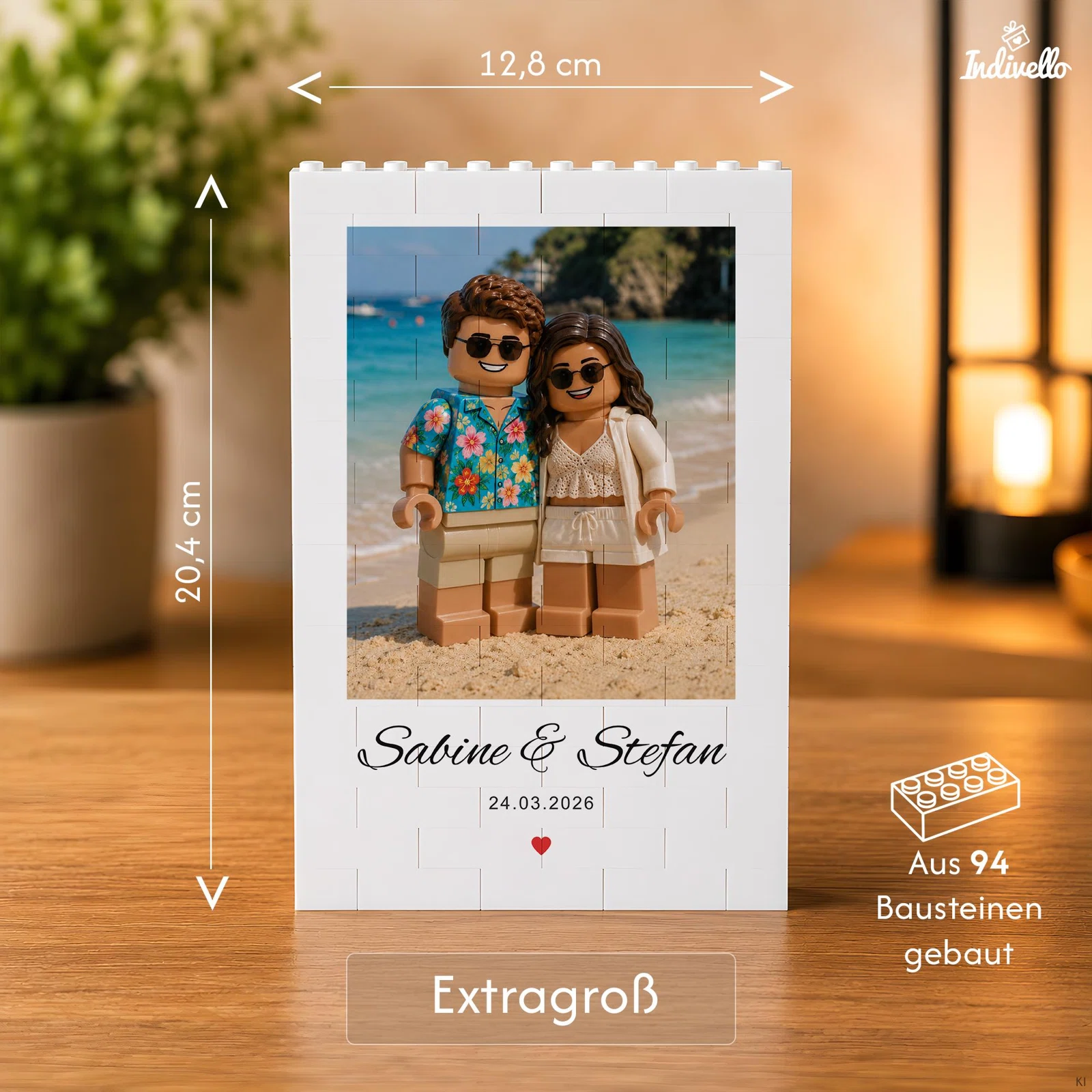 Infografik eines weißen Bilderrahmens in Bausteinoptik mit personalisiertem Strandmotiv und zwei Figuren. Die extragroße Variante misst 12,8 × 20,4 cm und besteht aus 94 Bausteinen.