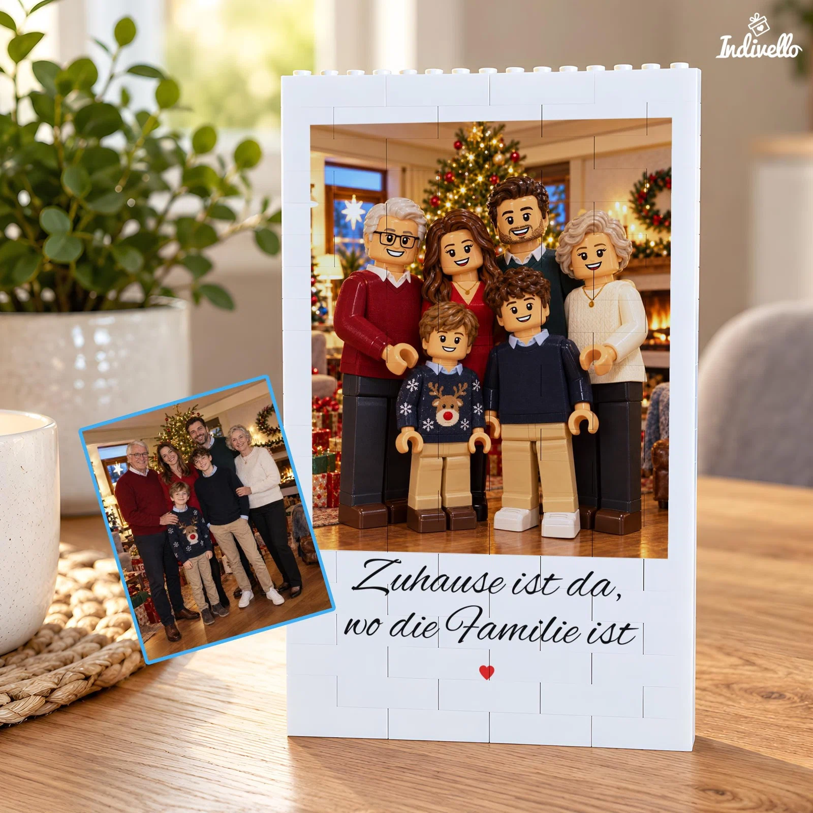 Personalisierte Klemmbaustein-Bildtafel mit sechs Figuren vor weihnachtlicher Kulisse, weißem Rahmen und dem Spruch „Zuhause ist da, wo die Familie ist“ samt rotem Herz.