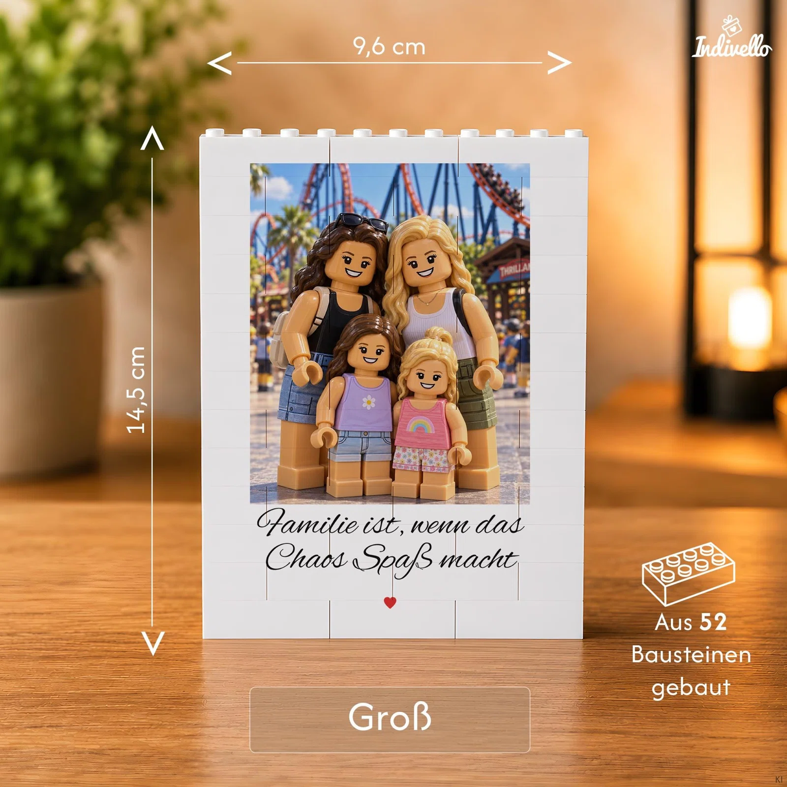 Infografik zur Größe: Weißer Bilderrahmen aus 52 Bausteinen, 9,6 cm breit und 14,5 cm hoch. Das Beispielmotiv zeigt vier Spielfiguren vor einer Achterbahn und einen Familienspruch.