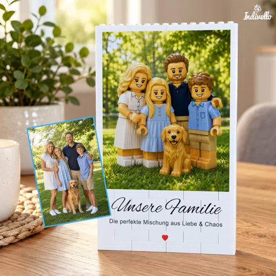 Personalisiertes Familienbild im Baustein-Stil bestellen: vier Figuren und ein Hund vor grüner Parkkulisse, daneben das Ausgangsfoto; darunter ein Familienspruch mit rotem Herz.