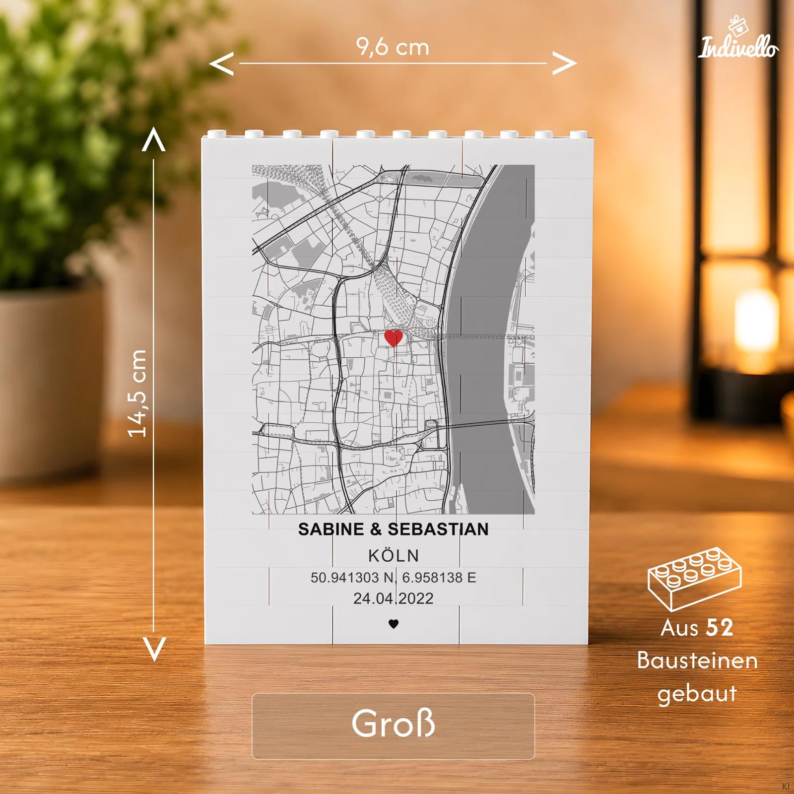 Größenansicht „Groß“: rechteckiges Stadtplan-Motiv aus 52 weißen Bausteinen, 14,5 × 9,6 cm. Graue Karte mit rotem Herz sowie personalisierbaren Namen, Ort, Koordinaten und Datum.