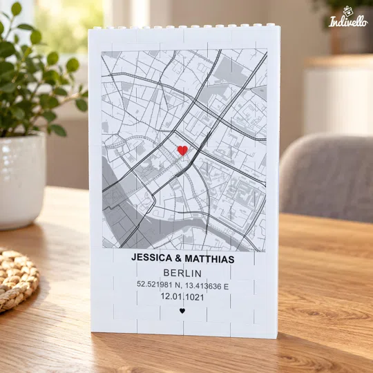 Personalisiertes Stadtplan-Geschenk bestellen: weiße Klemmbaustein-Tafel mit grau-schwarzem Berlin-Stadtplan, roter Herzmarkierung sowie Namen, Koordinaten und Datum.