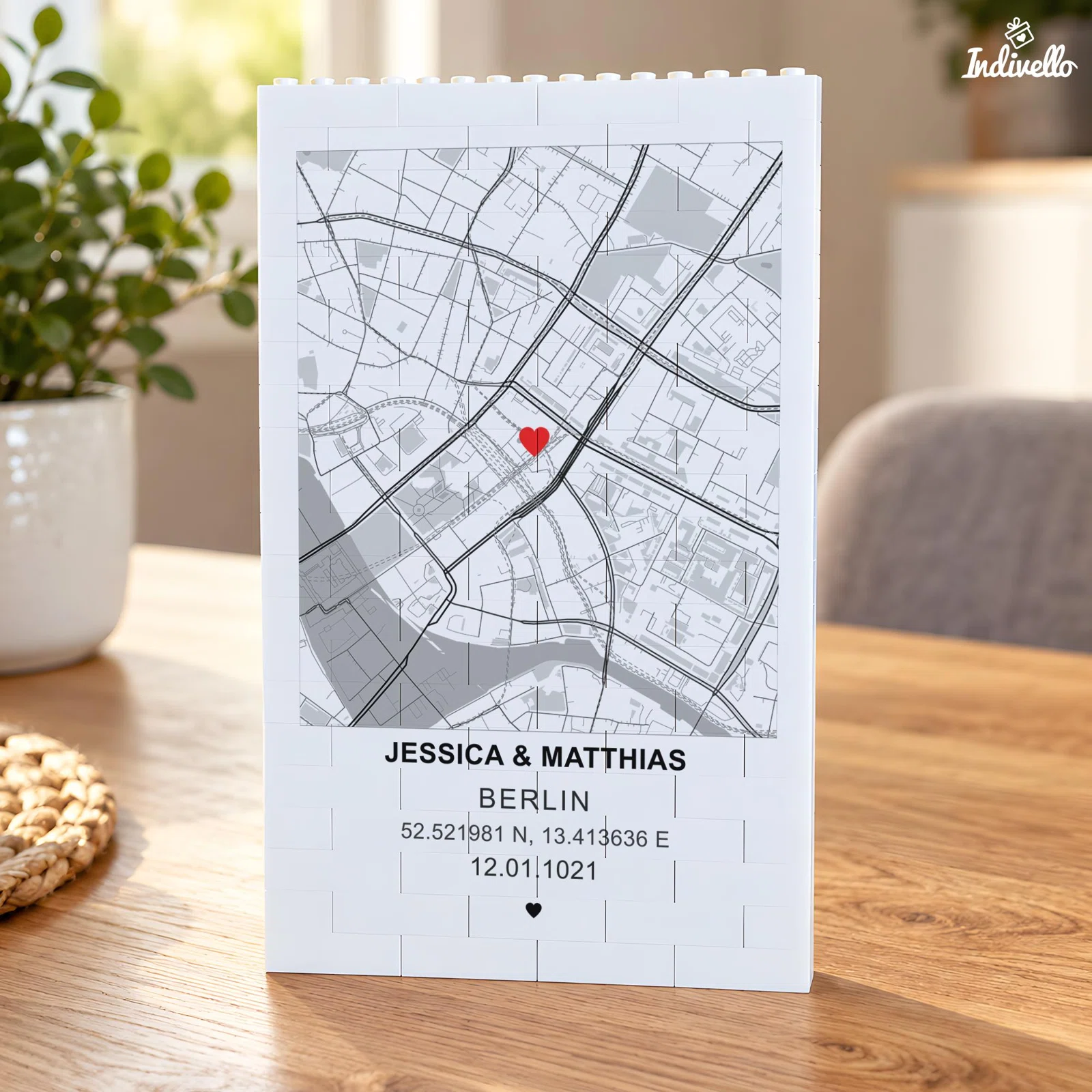 Personalisiertes Stadtplan-Geschenk bestellen: weiße Klemmbaustein-Tafel mit grau-schwarzem Berlin-Stadtplan, roter Herzmarkierung sowie Namen, Koordinaten und Datum.