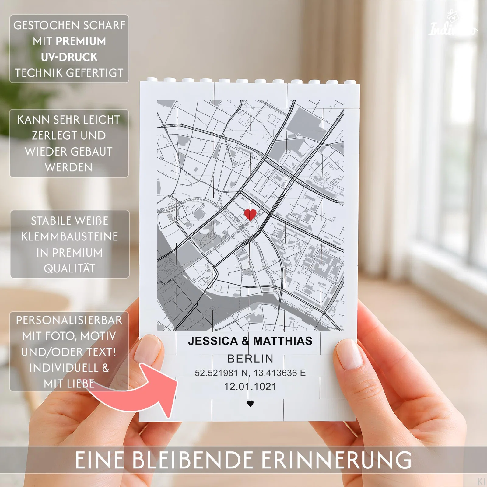 Infografik zu einem personalisierbaren Klemmbaustein-Bild: grauer Stadtplan mit rotem Herz sowie Namen, Ort, Koordinaten und Datum. Hinweise nennen UV-Druck und leichtes Zerlegen.
