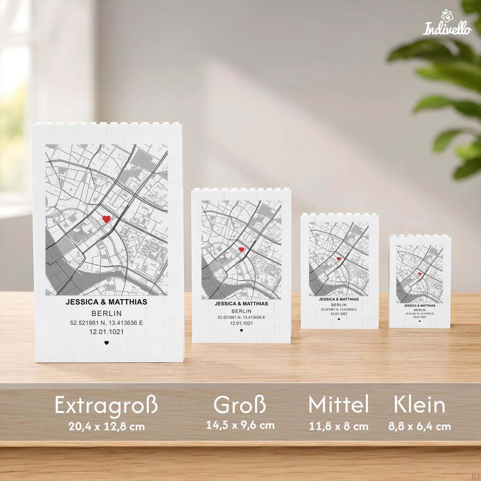 Größenvergleich für personalisierte Stadtplan-Bilder aus Bausteinen: vier Hochformate mit grauer Berlin-Karte und rotem Herz, von Klein (8,8 × 6,4 cm) bis Extragroß (20,4 × 12,8 cm).