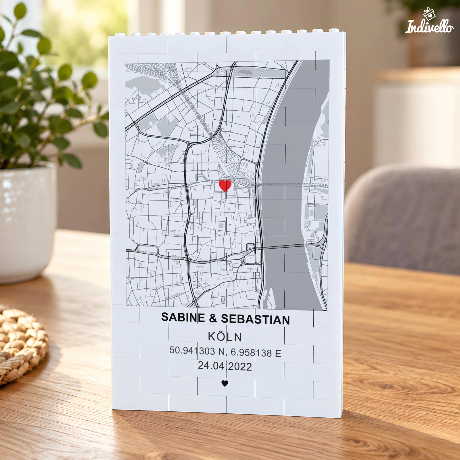 Hochformatiges, weißes Klemmbaustein-Bild mit grauer Stadtkarte von Köln, rotem Herz als Ortsmarkierung sowie personalisierten Namen, Koordinaten und Datum in schwarzer Schrift.